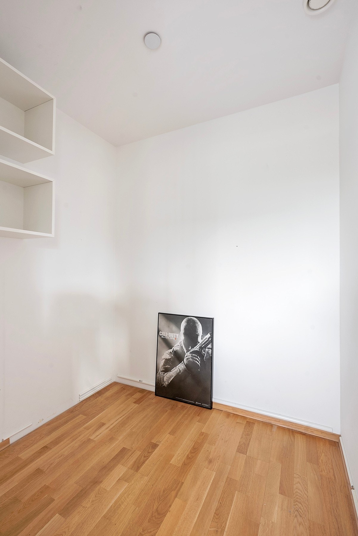 Stor bod som kan brukes til walk in-closet. Bod nede i første etasje og stor sykkel parkering Galleribilde