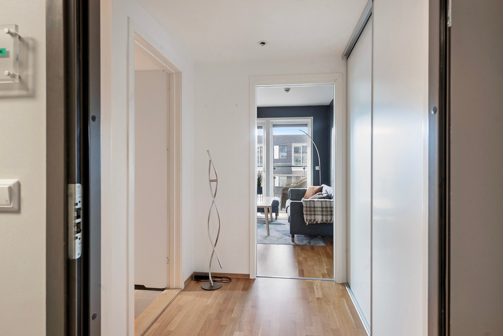 Skyvedørsgarderobe i gangen Galleribilde