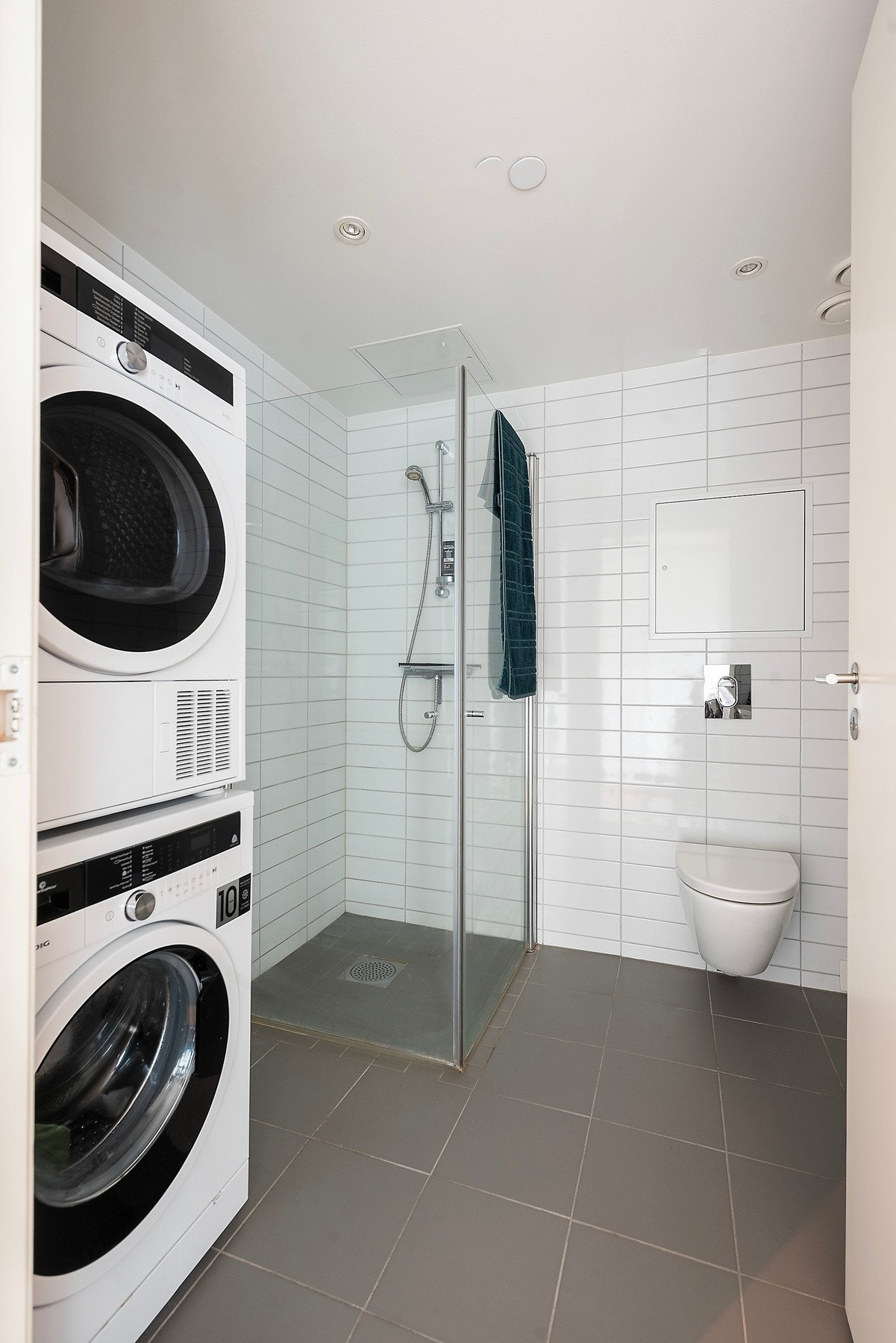 Flott bad med opplegg for vaskemaskin og tørketrommel. Galleribilde