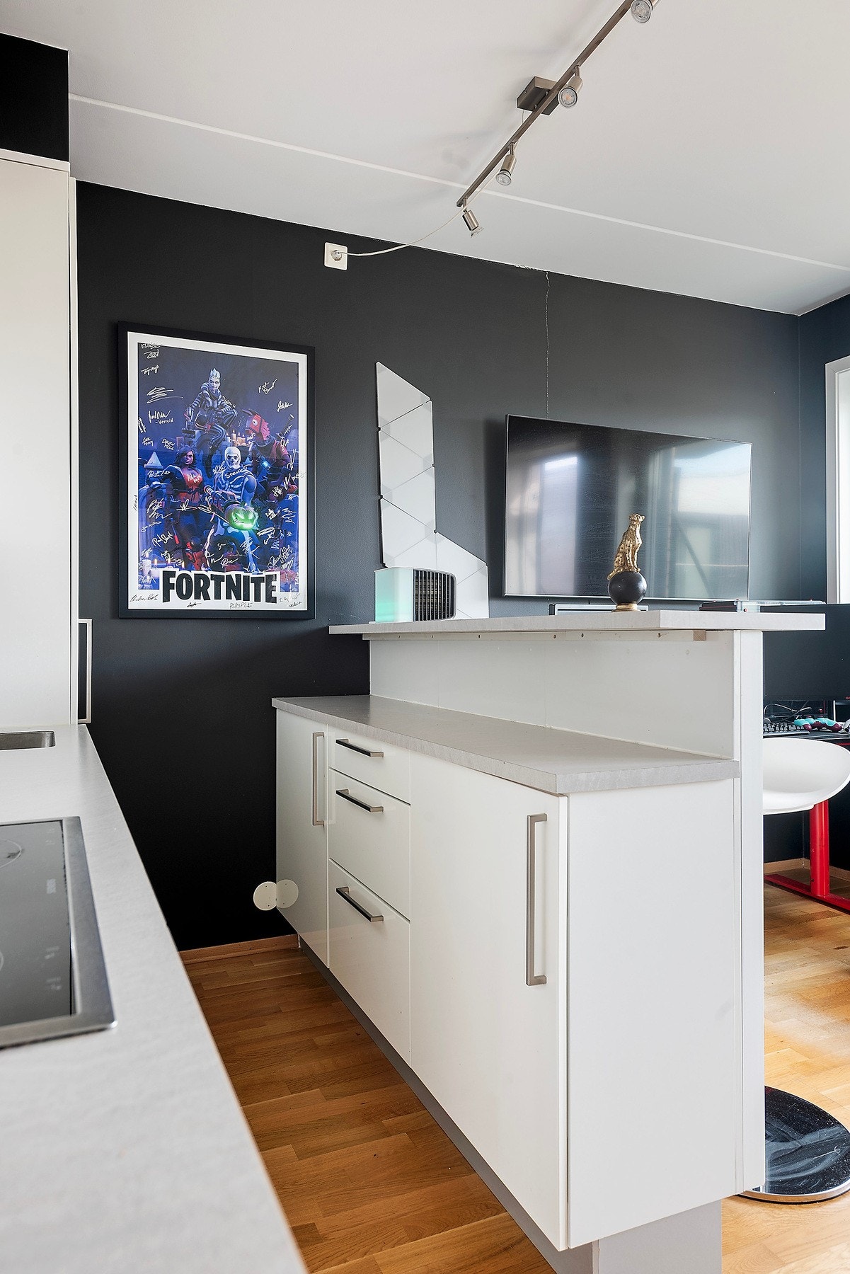 Kjøkkenøy til ekstra oppbevaring og en fin spiseplass Galleribilde