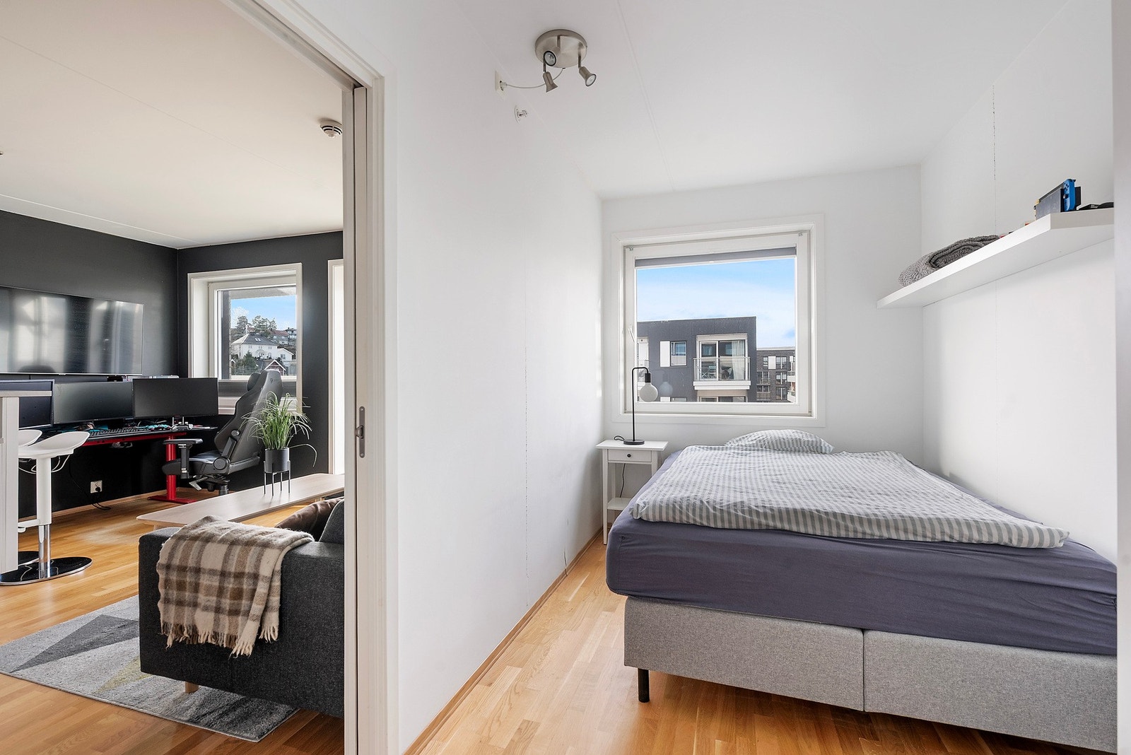 Soverom av god størrelse med egen walk in-closet Galleribilde