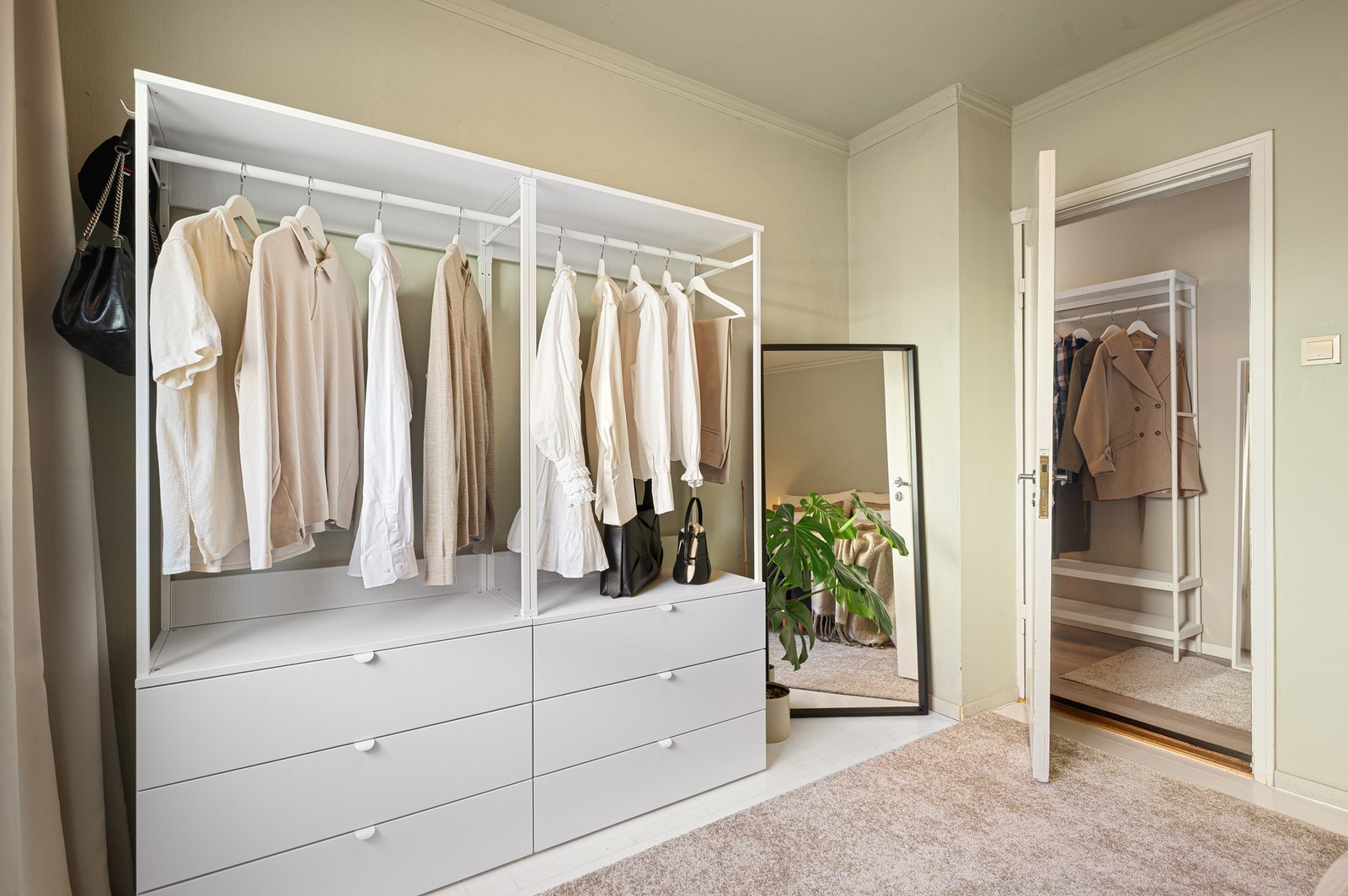 Soverommet har gode oppbevaringsmuligheter med plass til garderobeløsning og kommode. Galleribilde