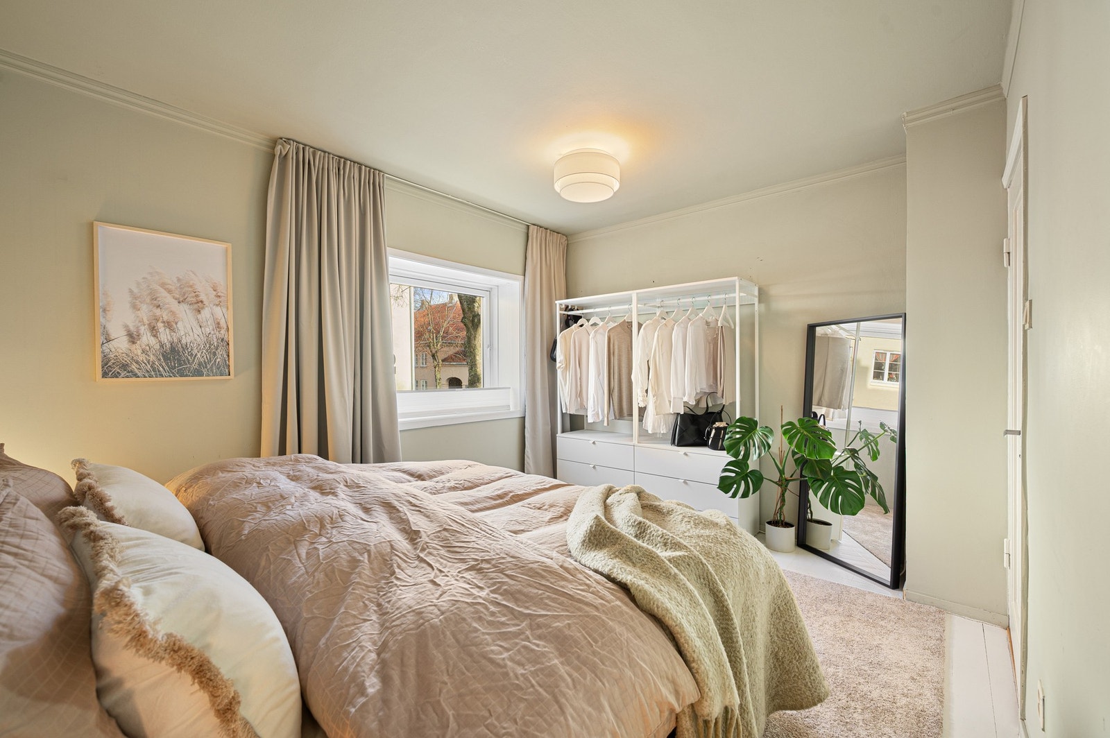 Romslig soverom med god plass til seng og øvrige møblementer, samt behagelig lysinnslipp fra vindu. Galleribilde