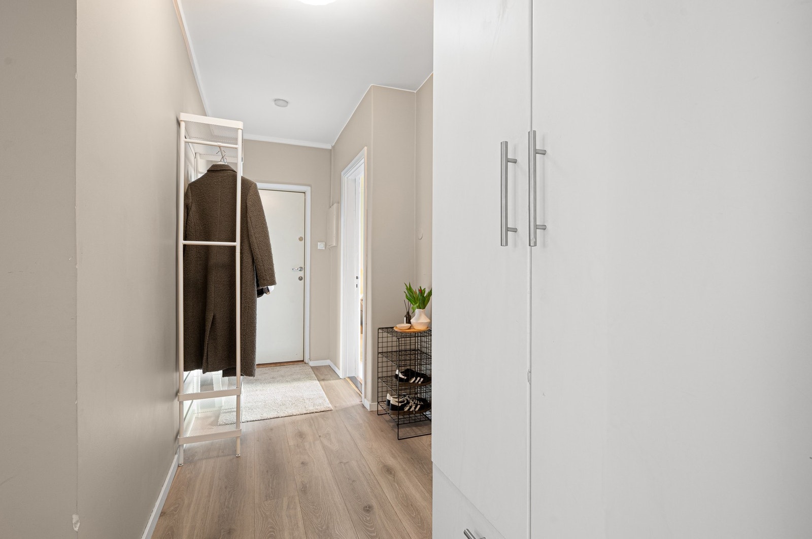 Romslig entré som gir et godt førsteinntrykk, med smarte oppbevaringsløsninger. Galleribilde