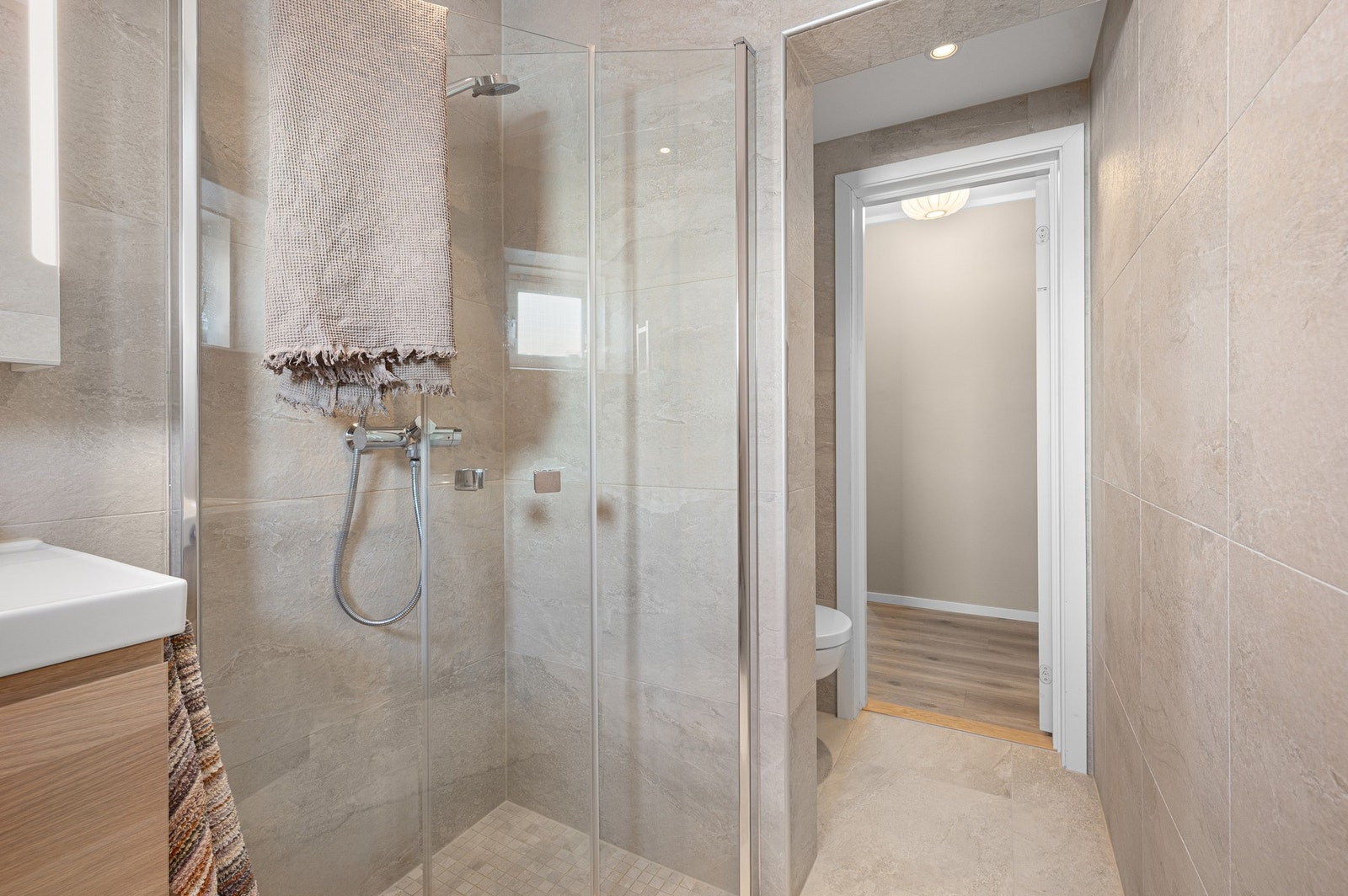 Stilrent bad med moderne materialvalg. Badet har også elektriske varmekabler og ble oppusset i 2018! Galleribilde