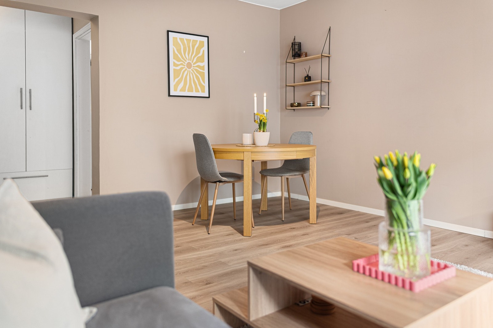 Naturlig avsatt spiseområde i tilknytning til stuen, med plass til hyggelige måltider i rolige omgivelser. Galleribilde