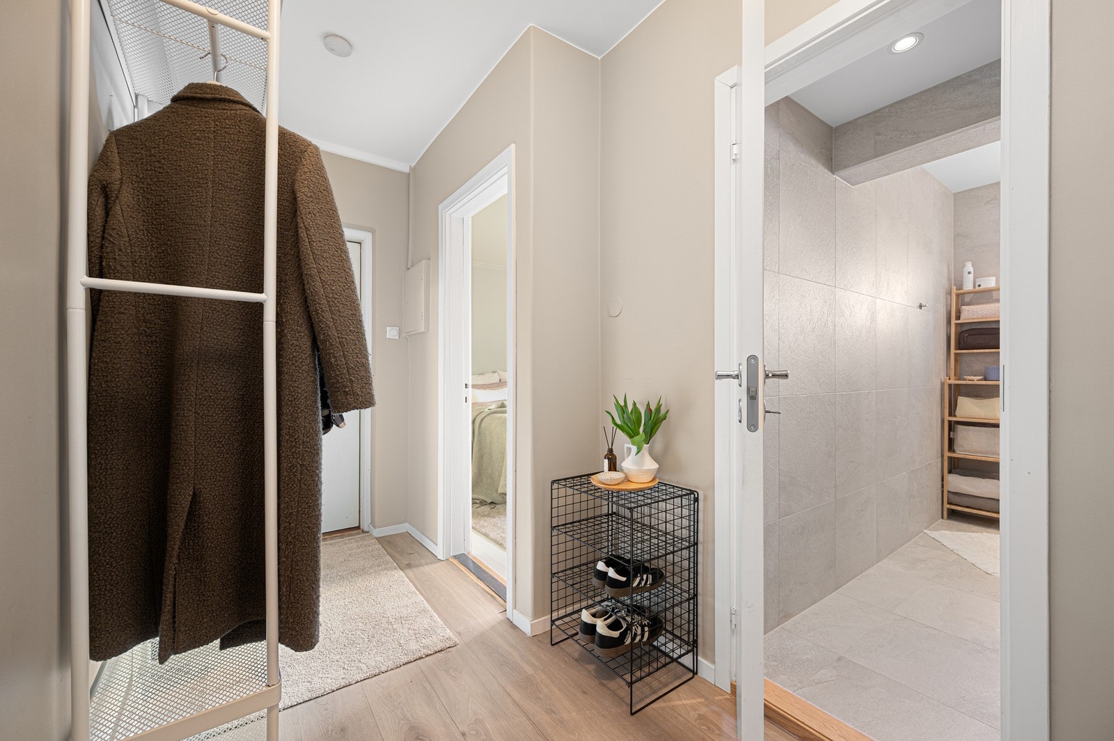 Entré med praktisk adkomst til både bad og øvrige rom - en funksjonell og godt gjennomtenkt planløsning. Galleribilde