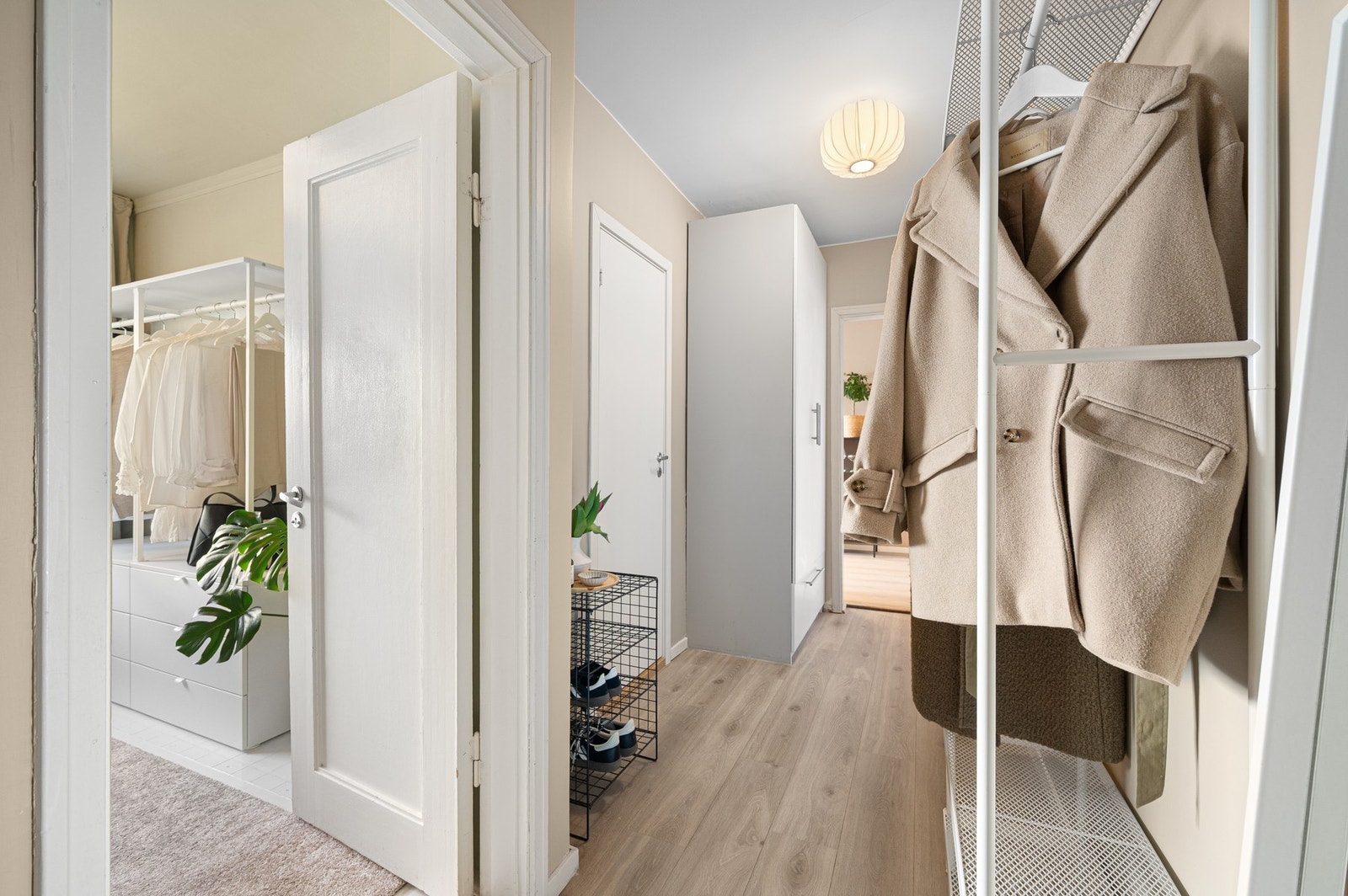 Funksjonell planløsning med korte avstander mellom rommene, som gir en effektiv og oversiktlig bolig. Galleribilde