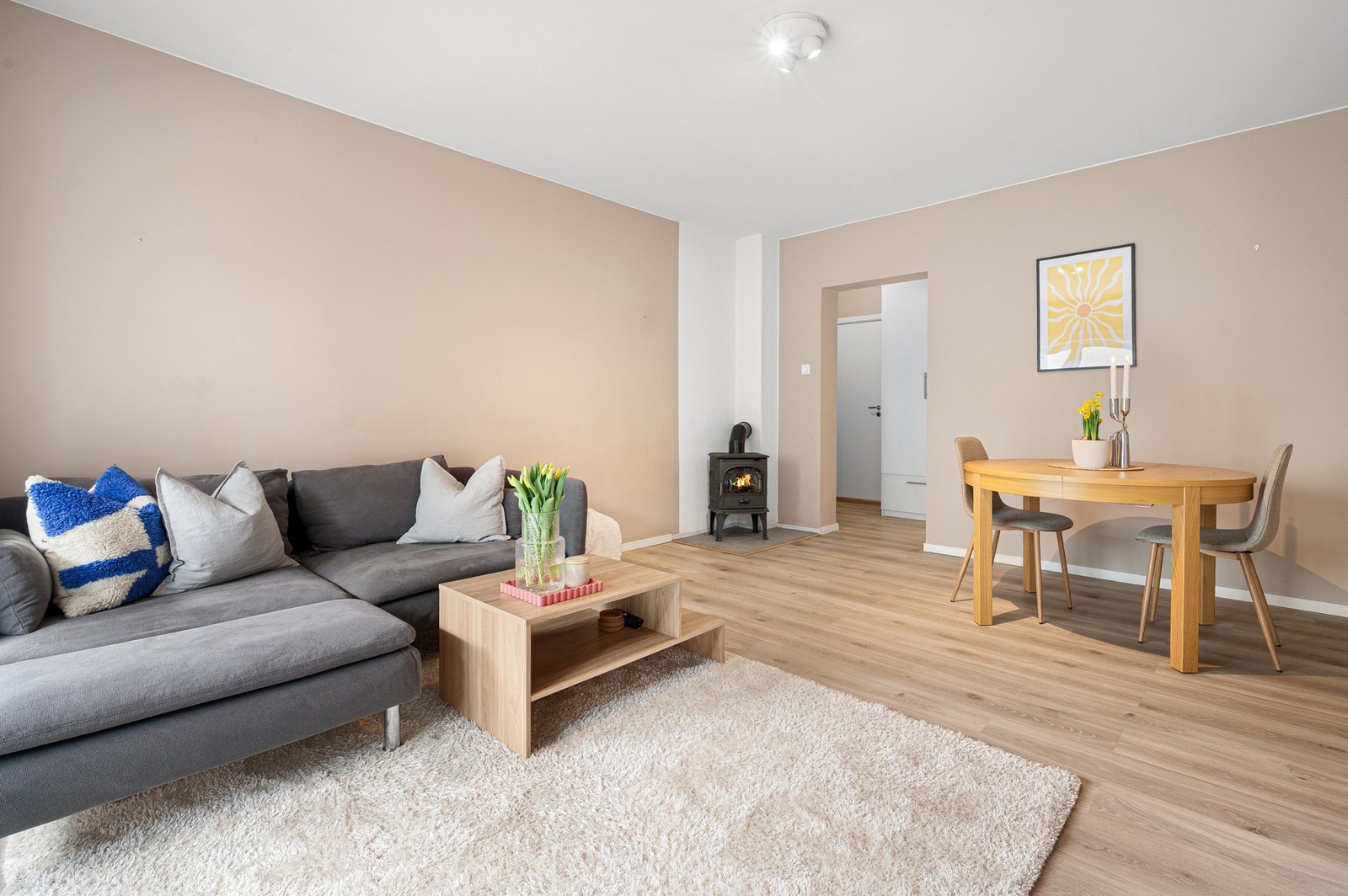 Åpen stue med god plass til både sofagruppe og spisebord. Galleribilde