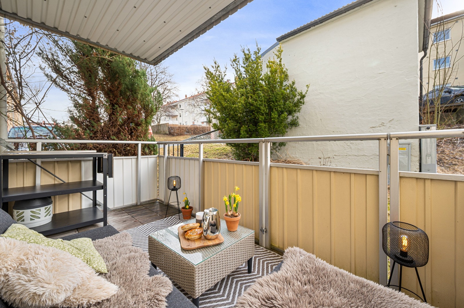 Hyggelig terrasse på ca. 6 m² med god plass til sittegruppe - perfekt for rolige morgener og fine sommerkvelder. Galleribilde