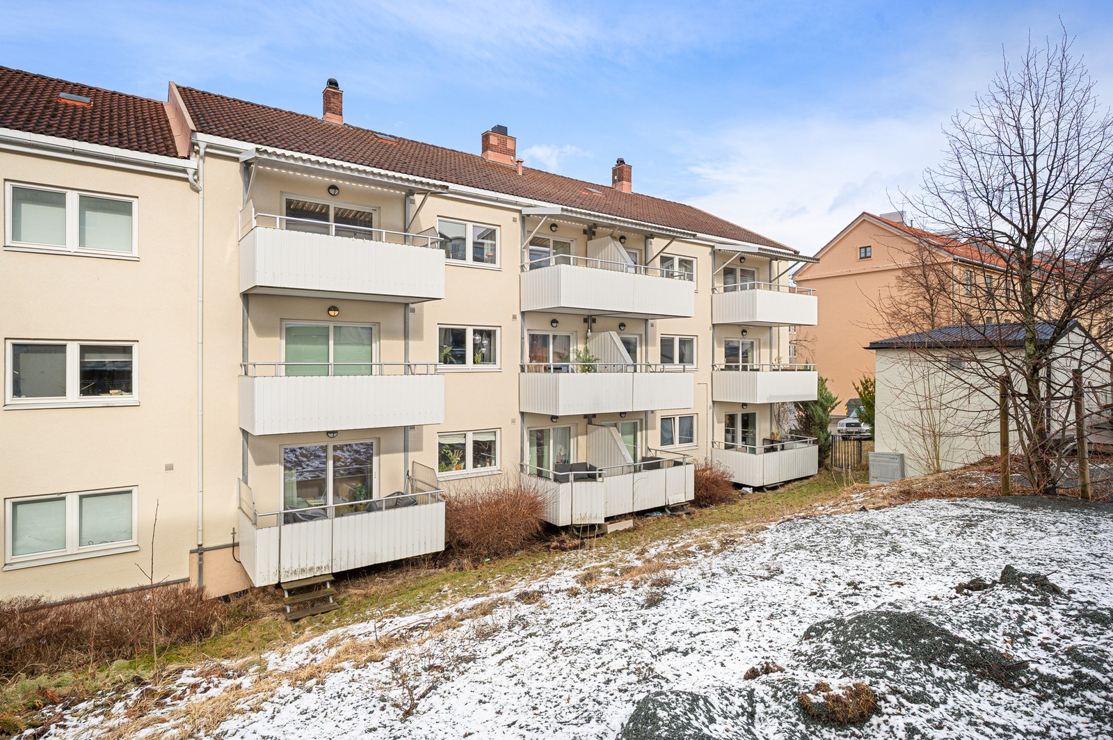 Velholdt boligbygg med klassisk uttrykk og pene fasader. Bygget fremstår som solid og godt ivaretatt, med en gjennomført og tidløs stil. Galleribilde