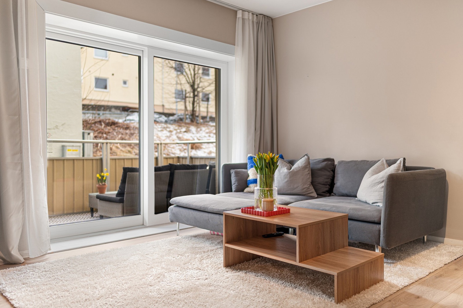 Stuen oppleves lys og luftig, med direkte utgang til terrasse som gir en sømløs overgang mellom inne- og uteareal. Galleribilde