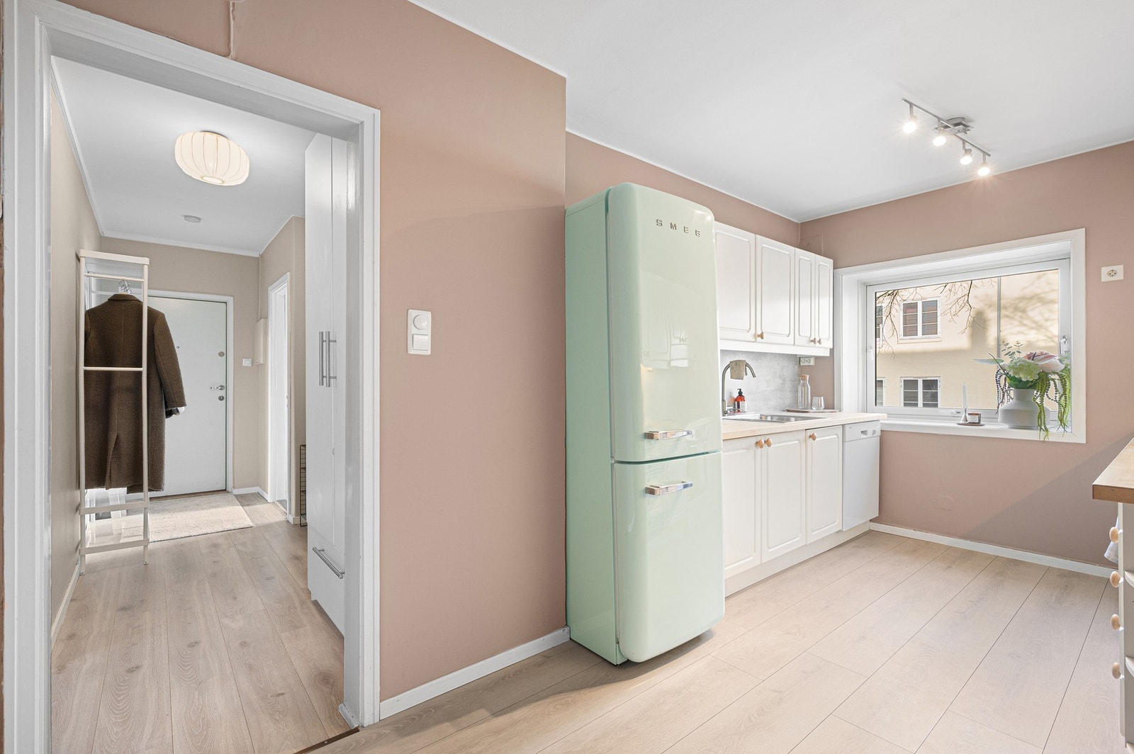 Smart planløsning med direkte adkomst fra kjøkken til gang, som gjør hverdagen både enkel og effektiv. Galleribilde