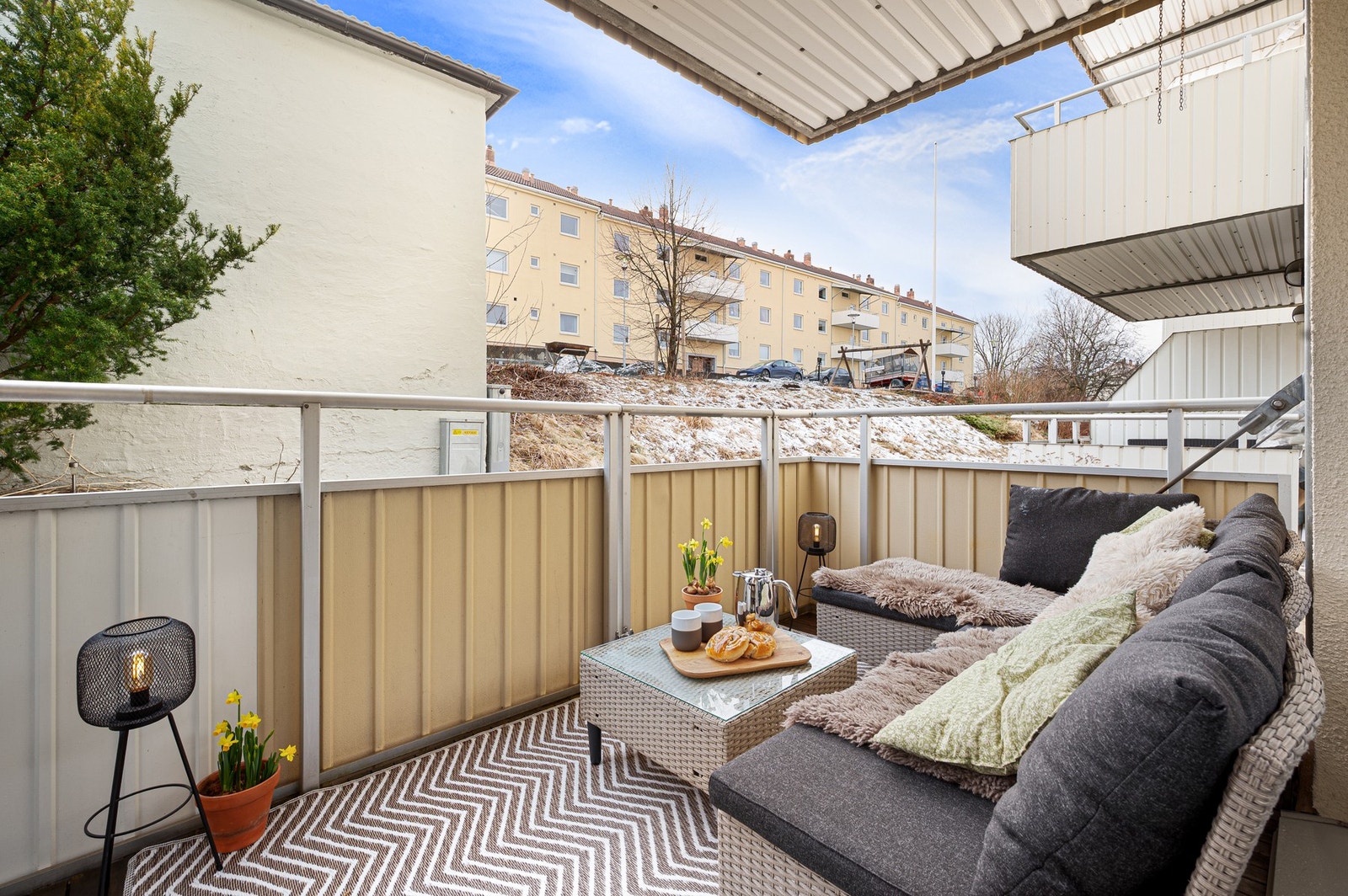 Terrassen er godt skjermet og overbygget, noe som gir en komfortabel uteplass uavhengig av værforhold. Galleribilde