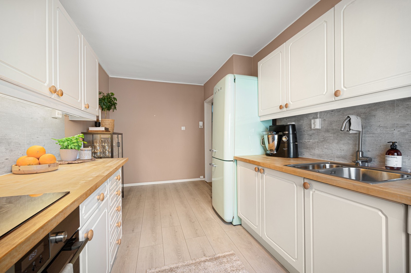 Romslig og funksjonelt kjøkken med god benkeplass og oppbevaringsmuligheter. Galleribilde