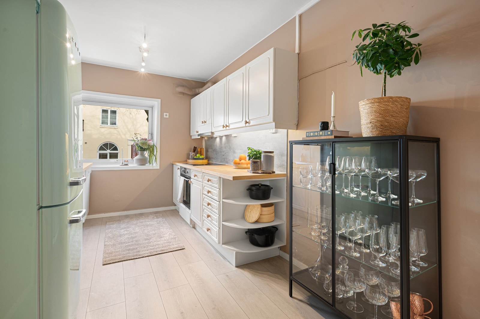 Kjøkkenet er på 7,6 m². Galleribilde