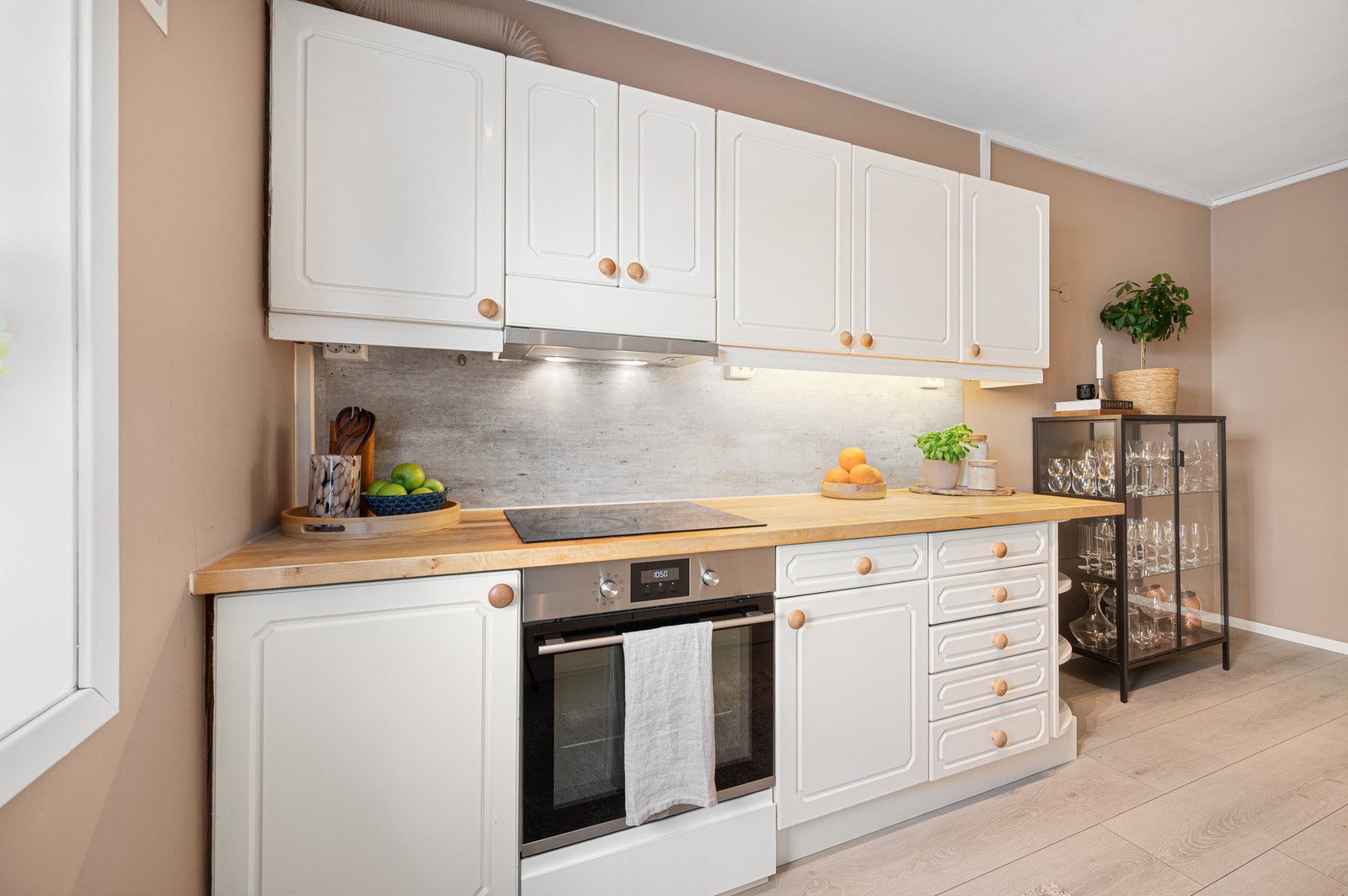 Kjøkken med klassiske fronter og heltre benkeplate som gir et tidløst og lunt uttrykk. Galleribilde