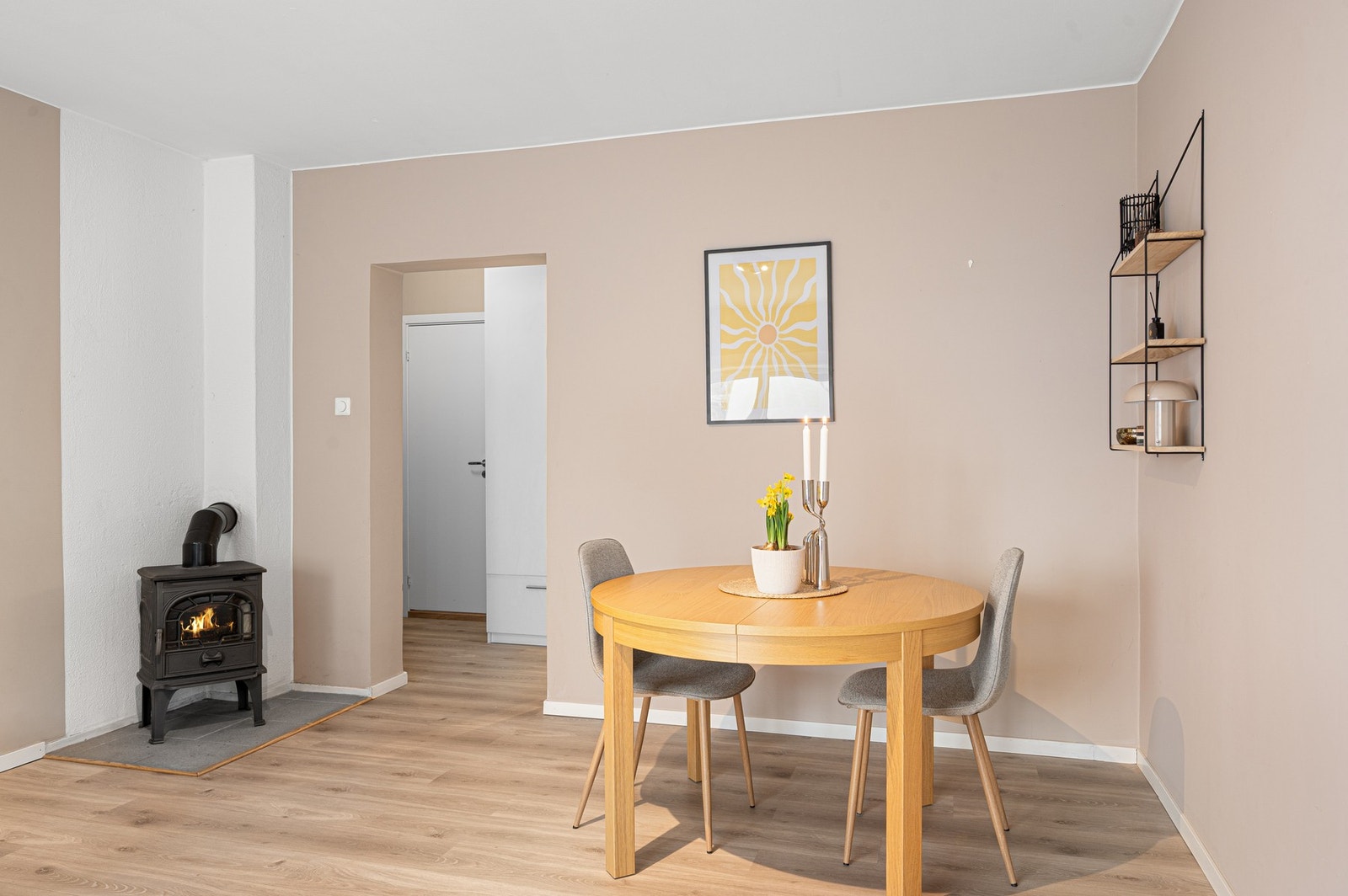 Rommet har en fin balanse mellom spiseplass og boligens øvrige rom. Galleribilde