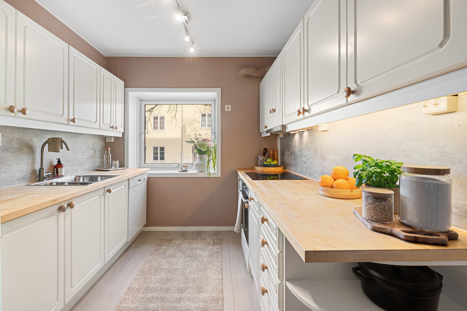 Kjøkkenet fremstår lyst og får rikelig med naturlig lysinnslipp fra vindusflaten. Galleribilde