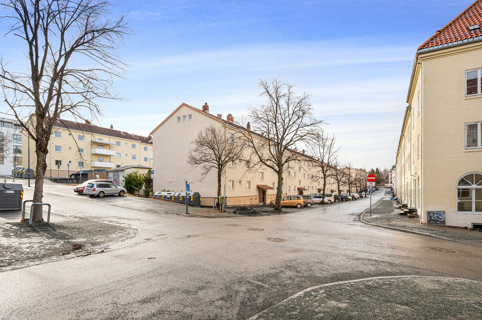 Trivelig nærområde med lite gjennomgangstrafikk og gode parkeringsmuligheter i gaten. Her bor du med umiddelbar nærhet til byens fasiliteter. Galleribilde