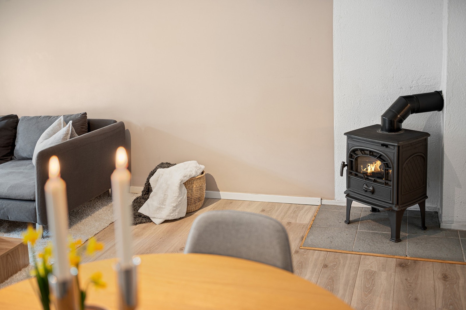 Stuen byr på ildsted som gir både varme og ekstra hygge, pipe ble rehabilitert i 2023. Galleribilde