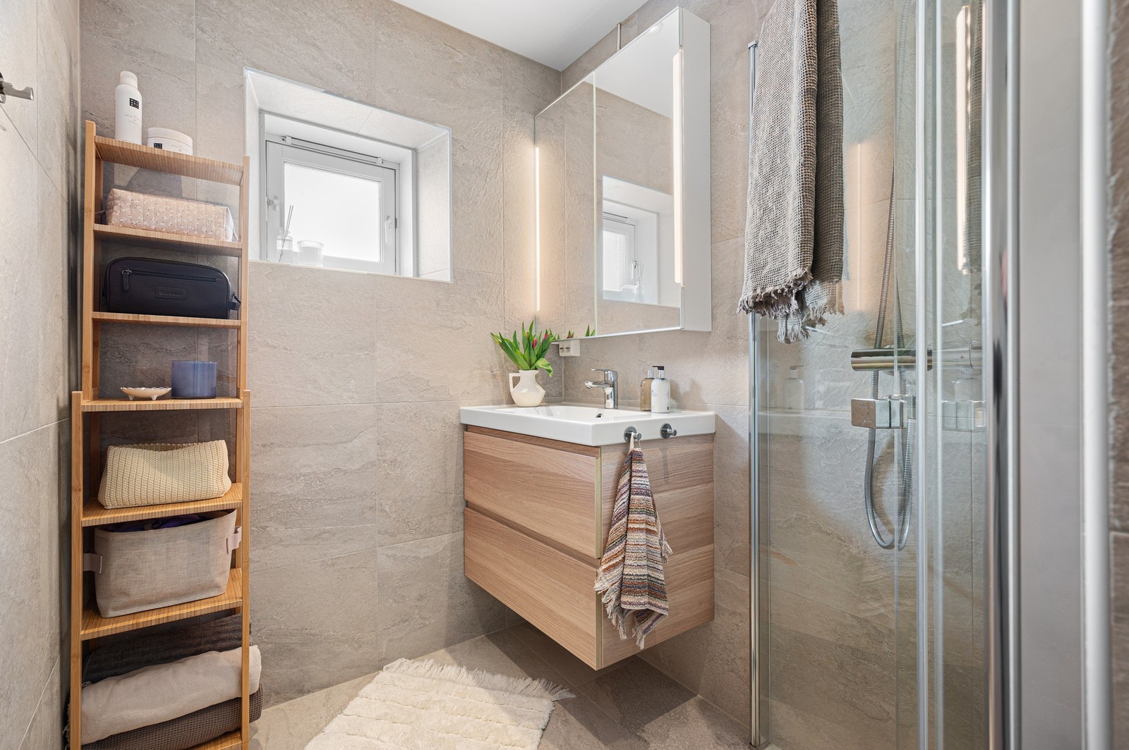 Badet har gode oppbevarings muligheter med skap under servant og speilskap. Galleribilde