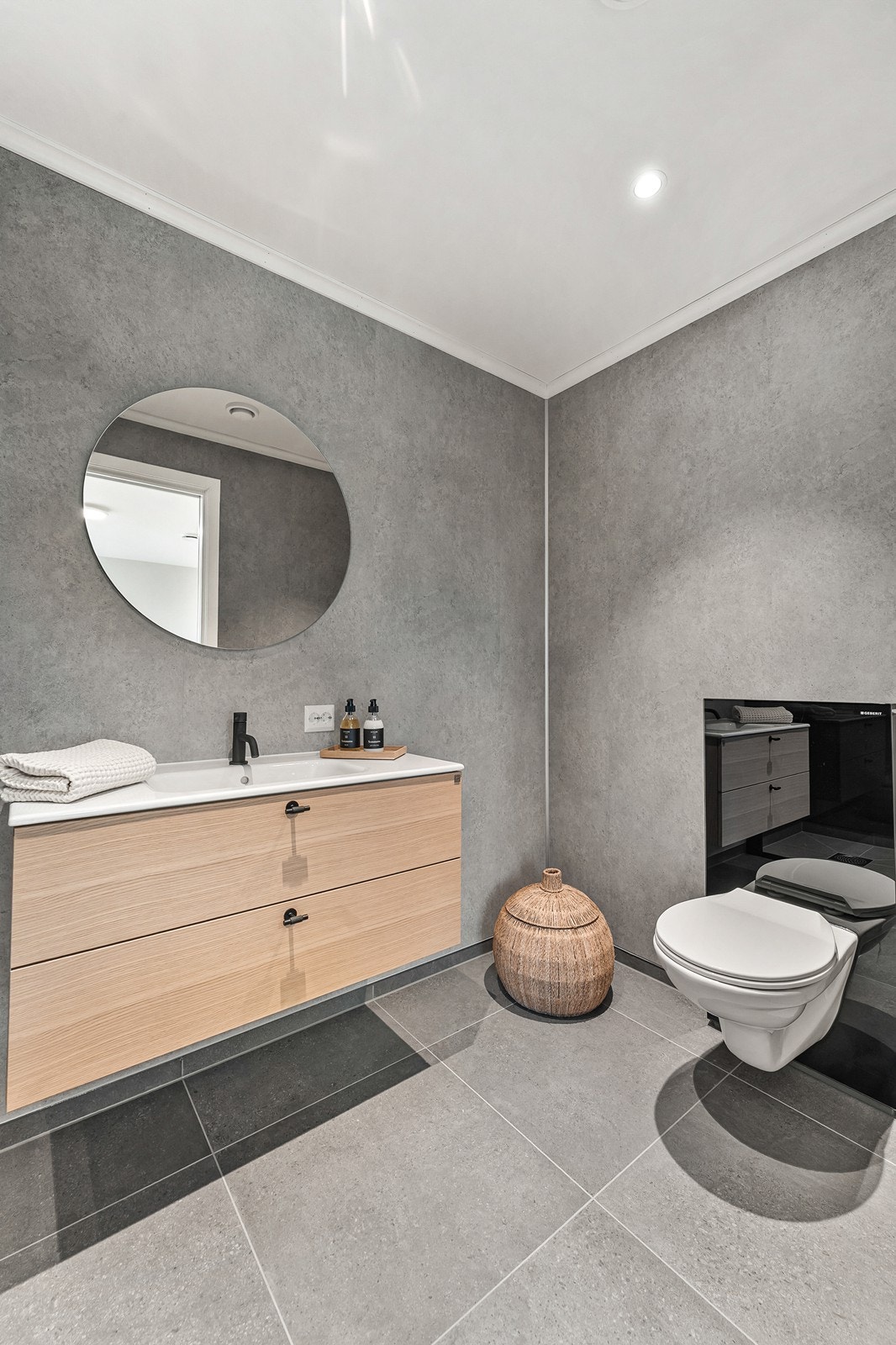 Badet er utsyrt med innredning fra Ballingslöv og Geberit vegghengt toalett. Galleribilde