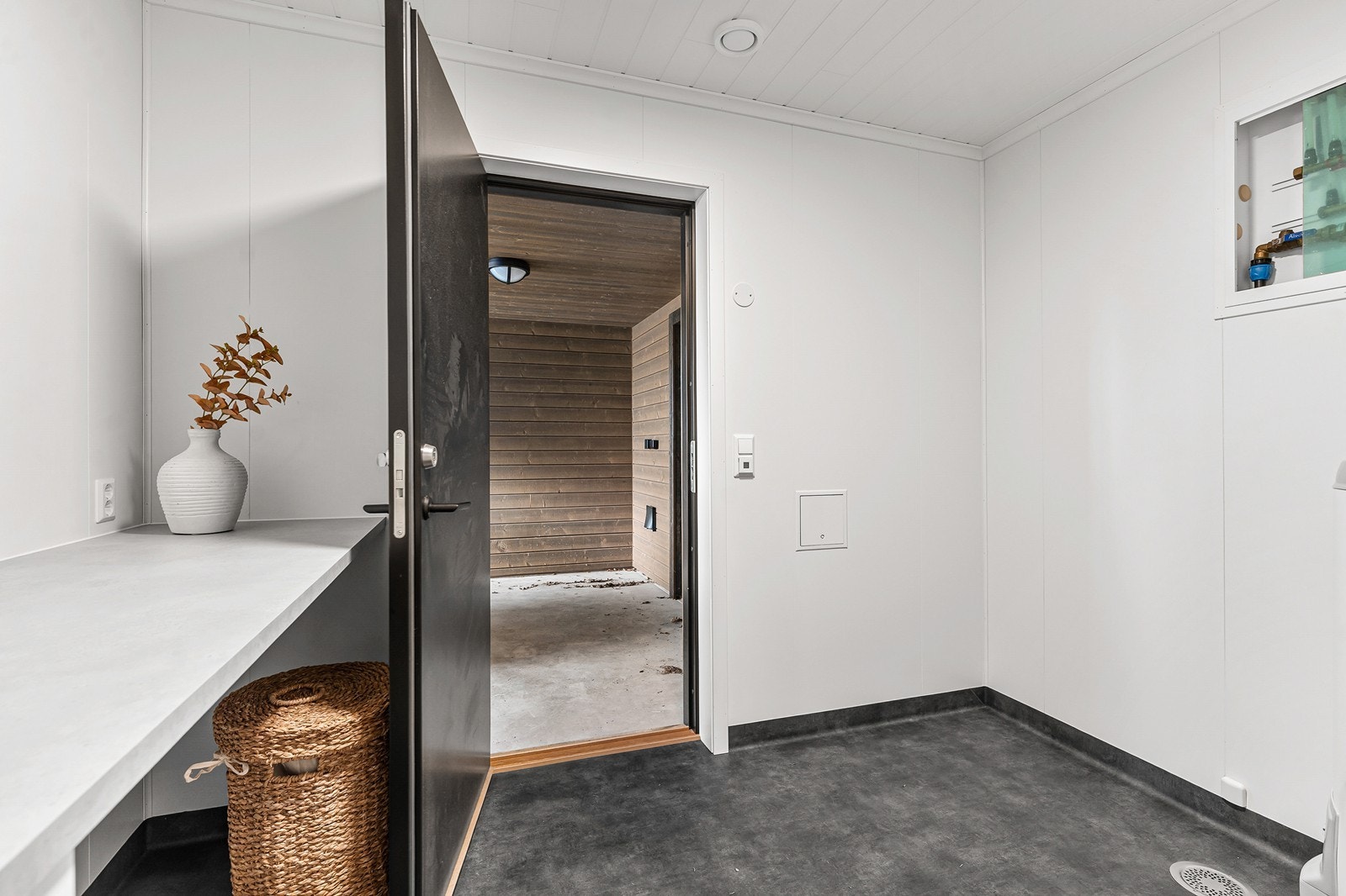 Vaskerommet er stort og praktisk med benk og skap. Galleribilde