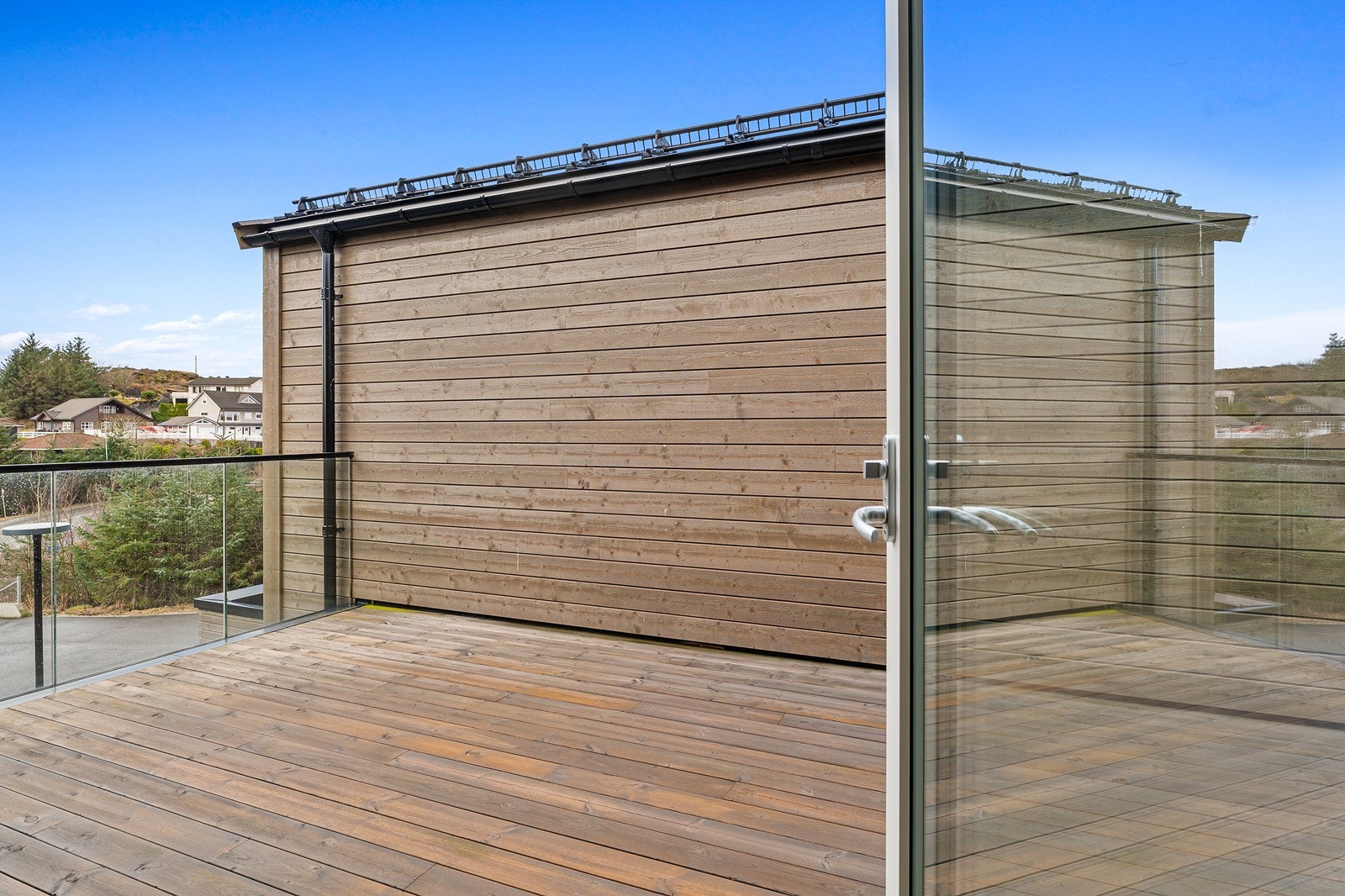 Lun terrasse ut fra stuen. Galleribilde
