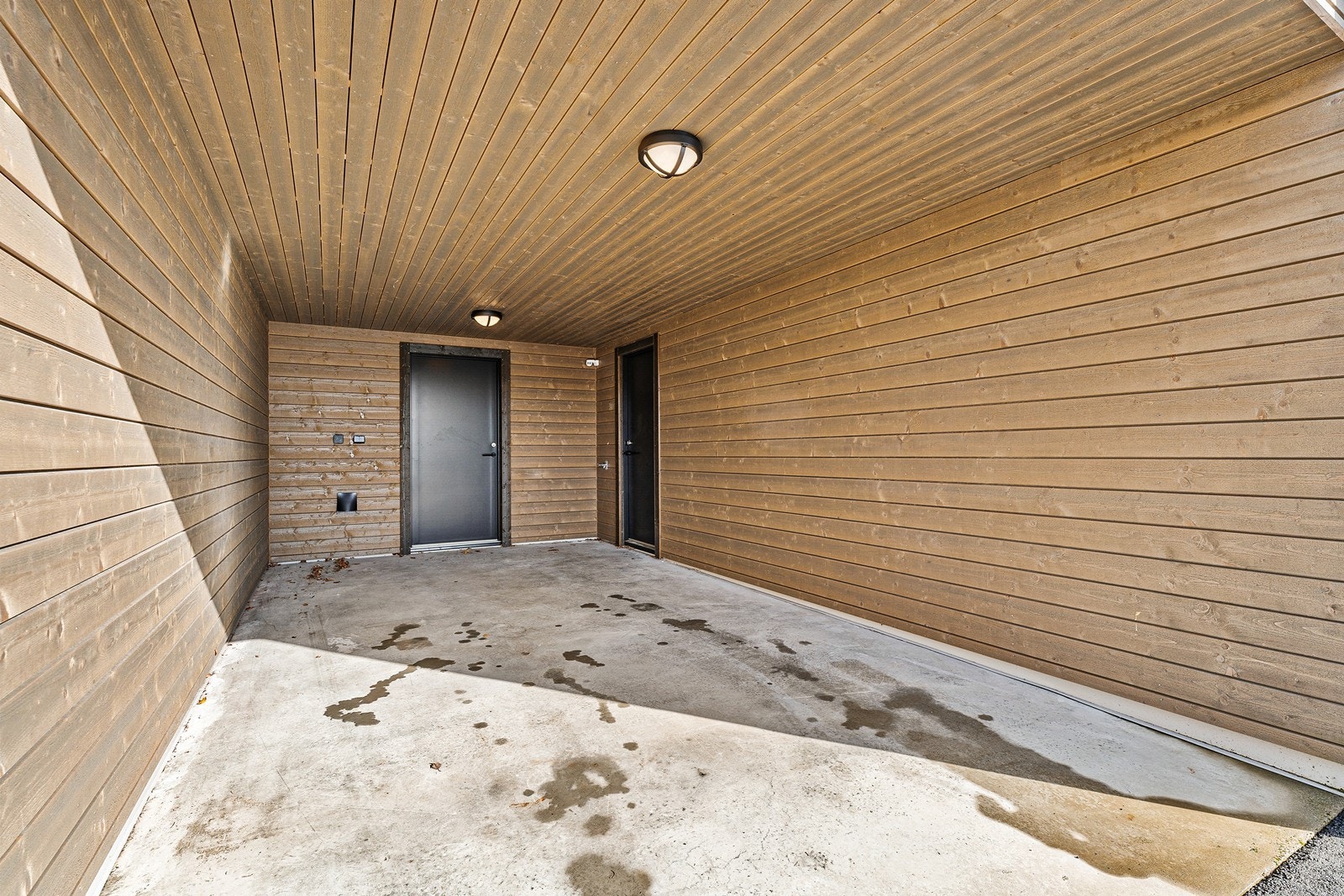 Carport med bod og ekstra inngang til boligen. Galleribilde