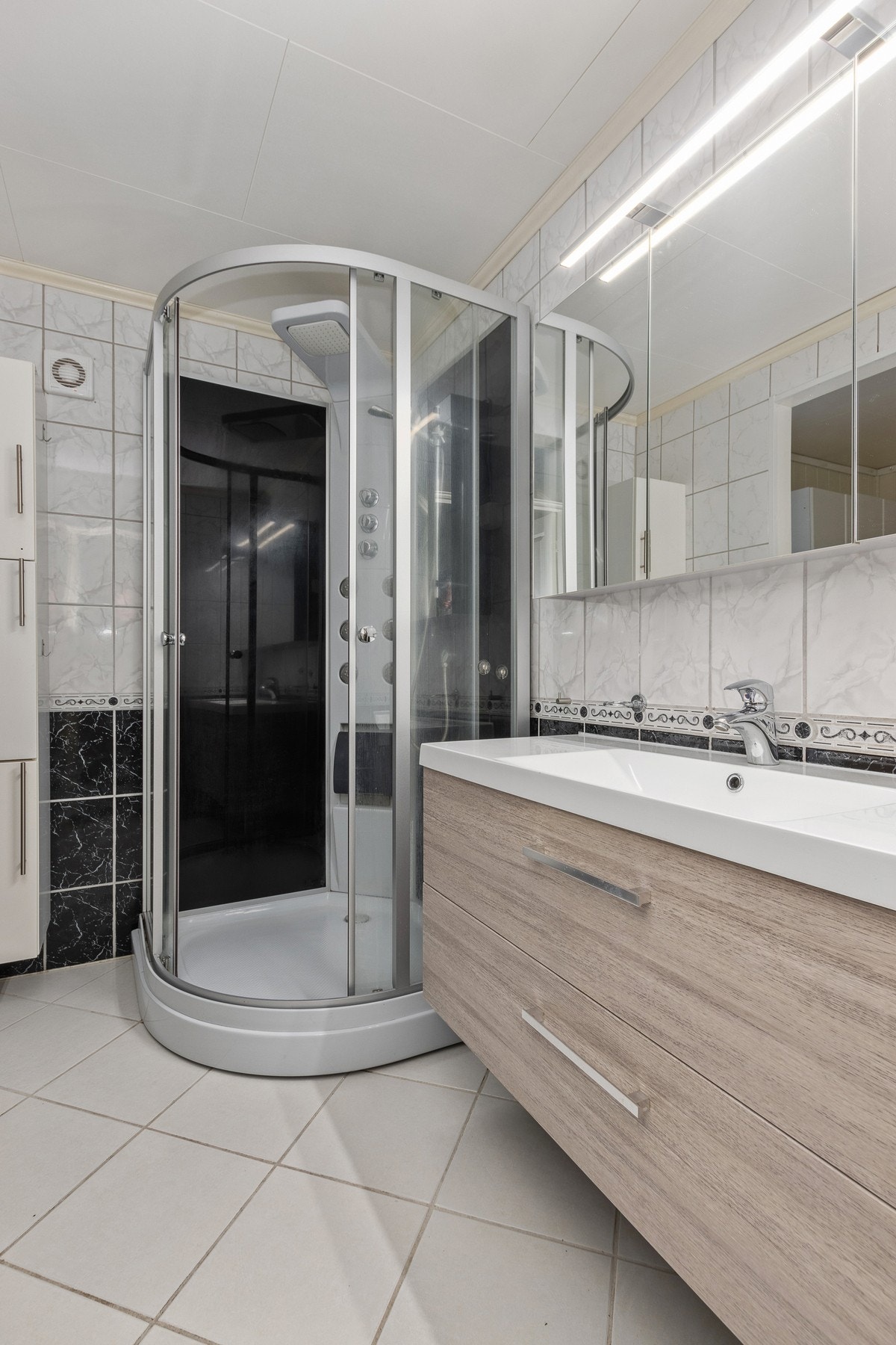 Flislagt bad i første etasje. Galleribilde