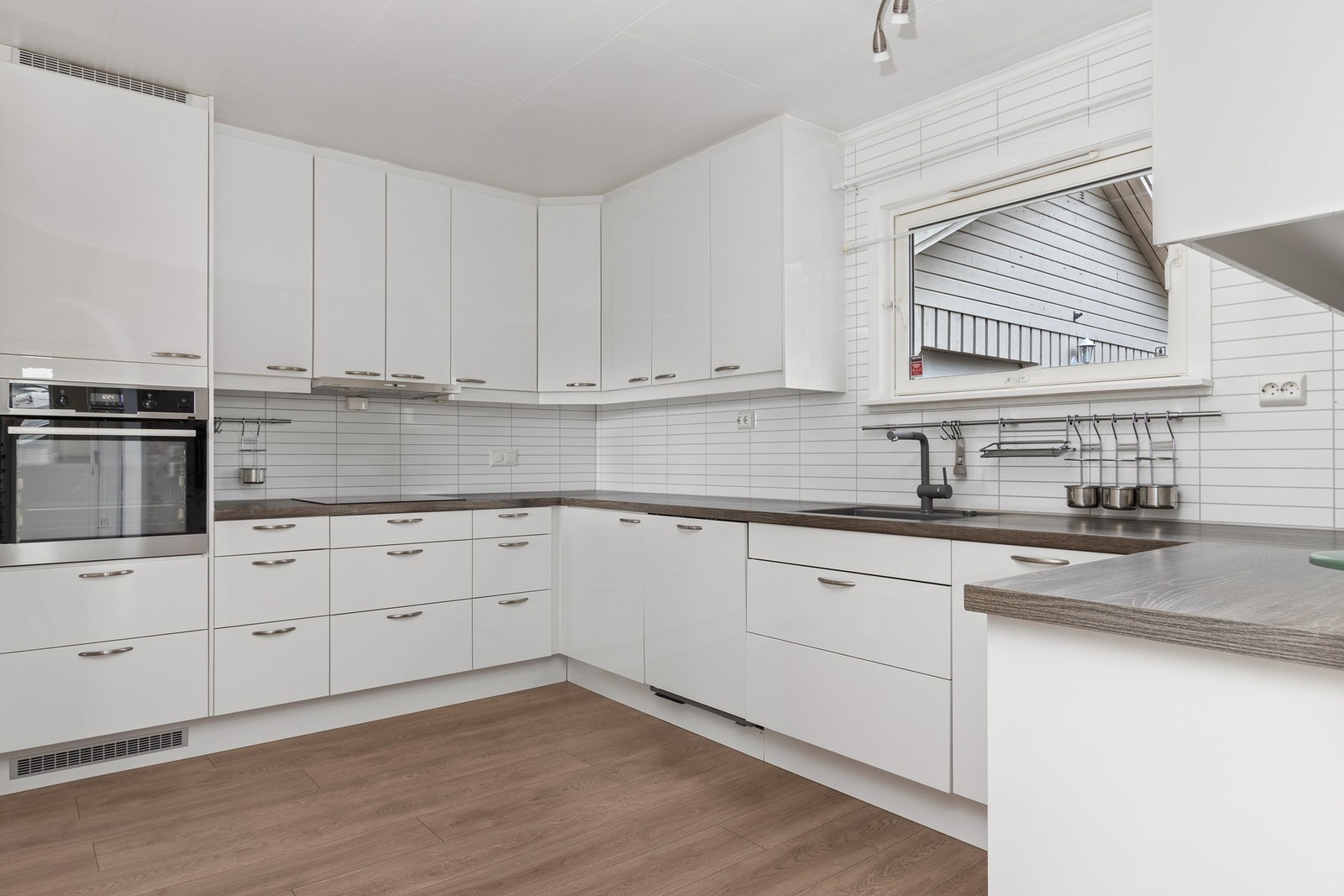 Kjøkkenet er av god størrelse og har masse skap og benkeplass. Galleribilde