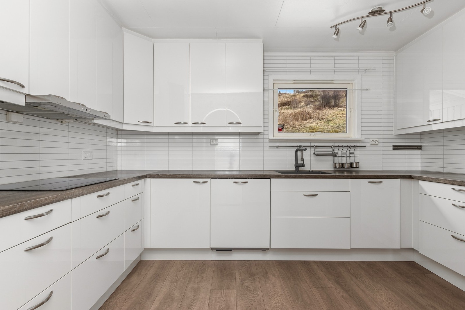 Kjøkken med integrerte hvitevarer. Galleribilde