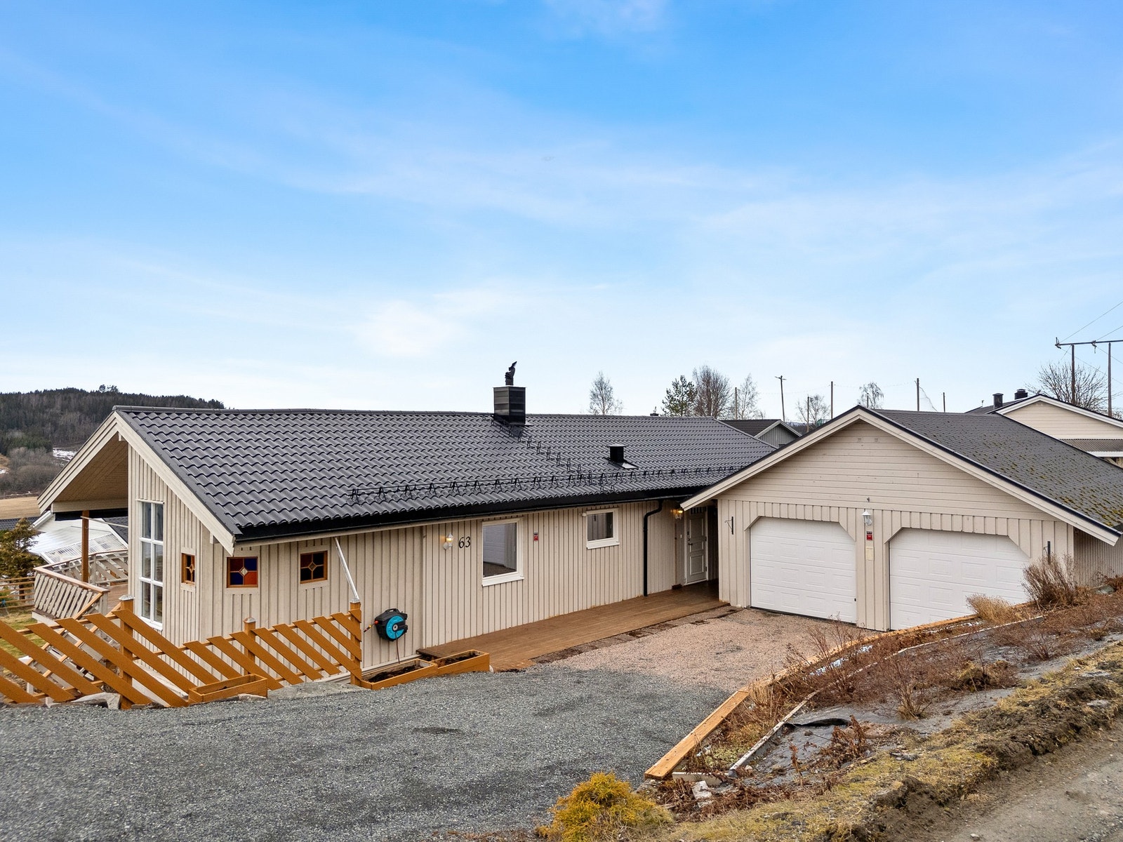 Romslig enebolig med garasje i et barnevennlig området. Galleribilde