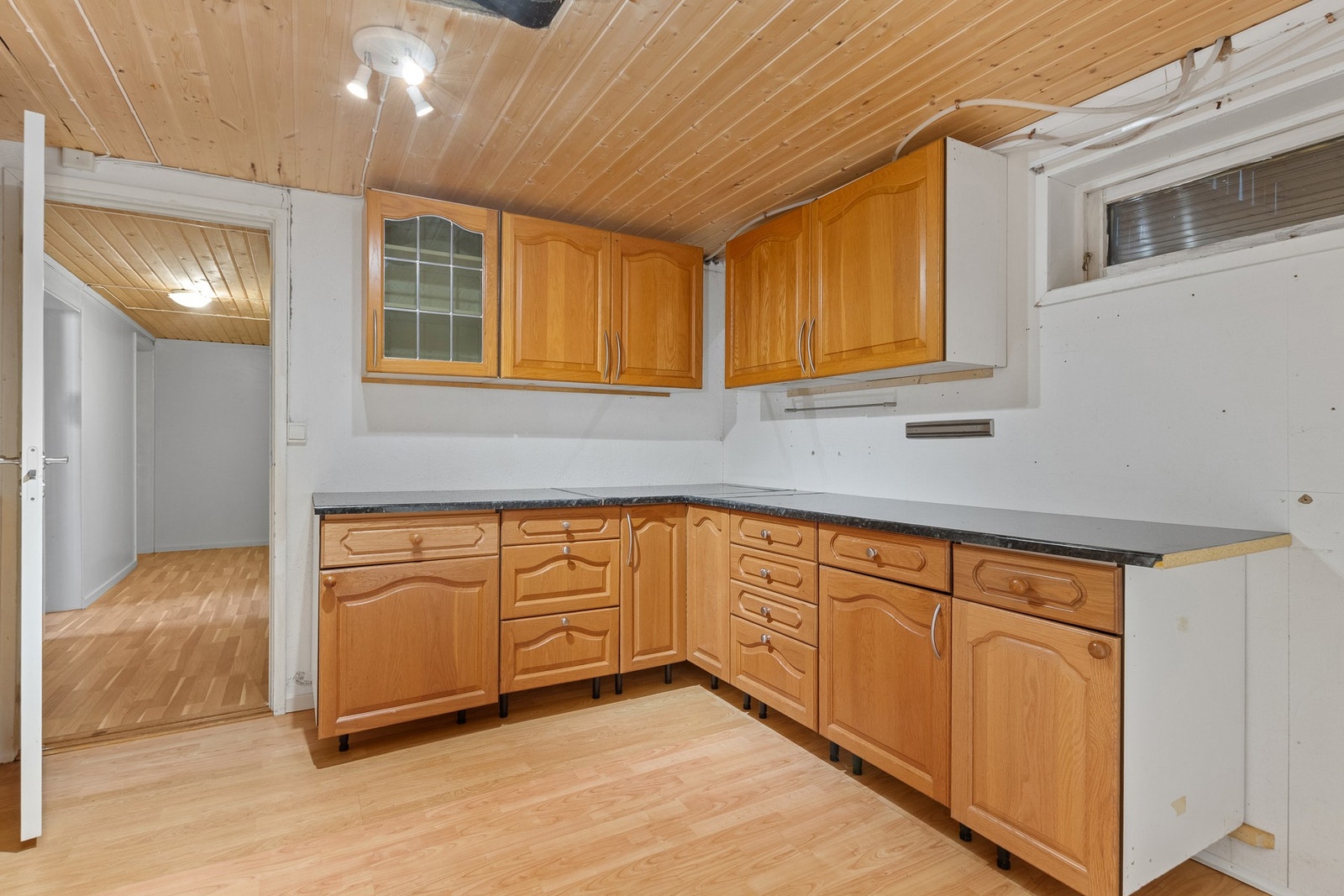 Satt inn eldre kjøkken i kjeller. Galleribilde