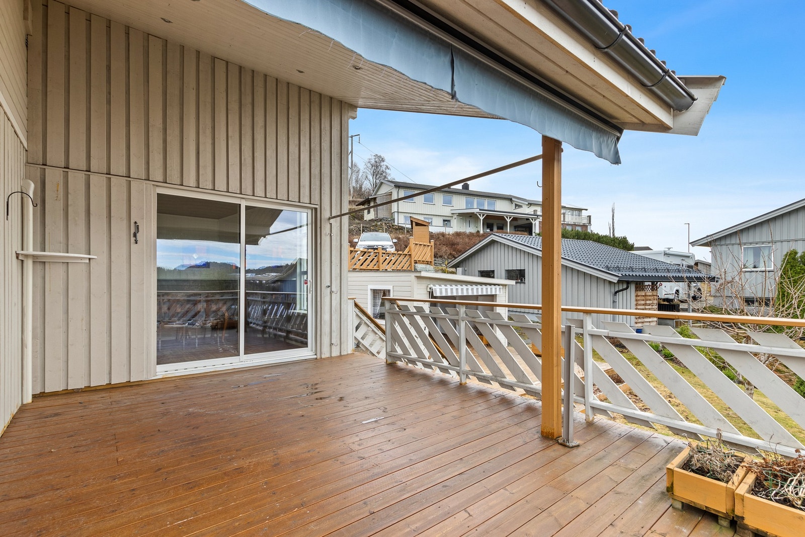 Veranda med nedgang til terrasse og hage. Galleribilde