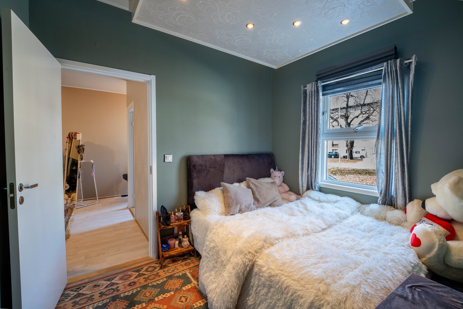 Her er det plass til dobbeltseng med nattbord og garderobeløsning Galleribilde