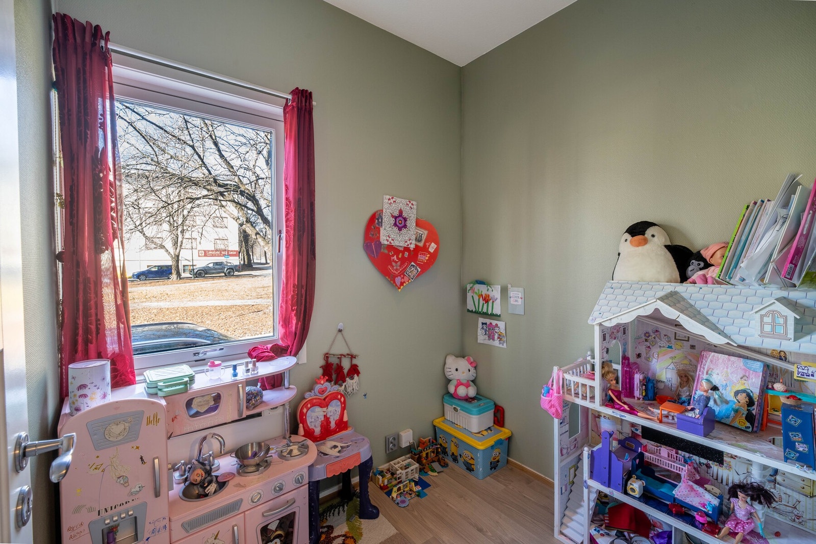 I stuen er det satt opp lettvegger for å opprette et ekstra rom som i dag er innredet som lekerom. Rommet oppfyller ikke dagens krav til varig opphold Galleribilde