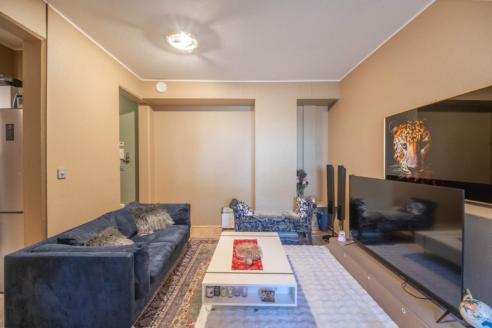 Stuen har plass til sofa og spisebord Galleribilde