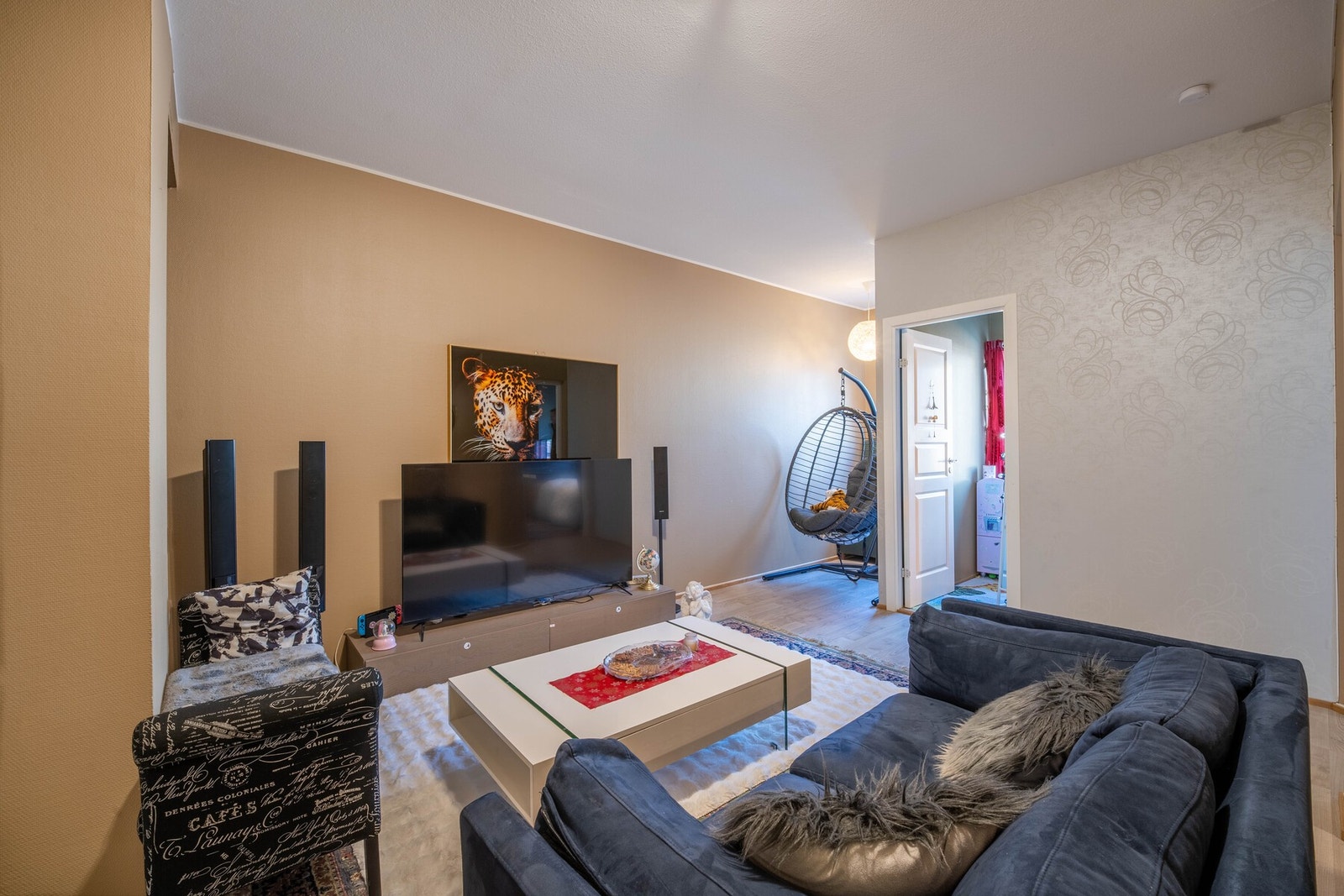 Stue med laminat på gulv, malt strietapet på vegger og malt strukturpuss i himling Galleribilde