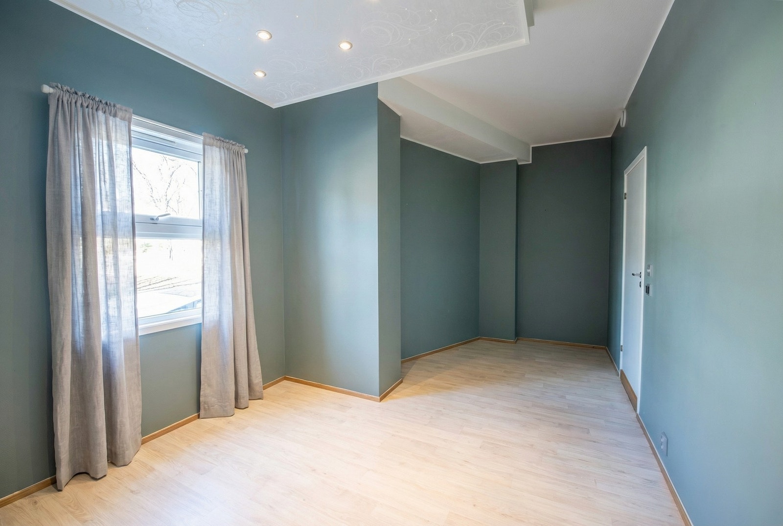 Digitalt redigert - Rommet har laminat på gulv, malt strietapet på vegger og downlights i himling Galleribilde