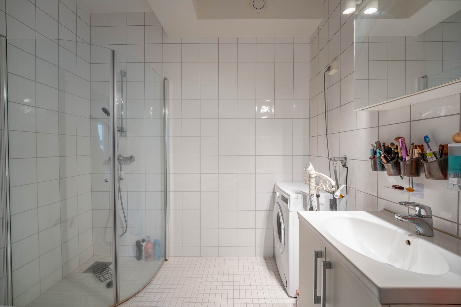 Helfliset bad med gulvvarme og opplegg for vaskemaskin Galleribilde