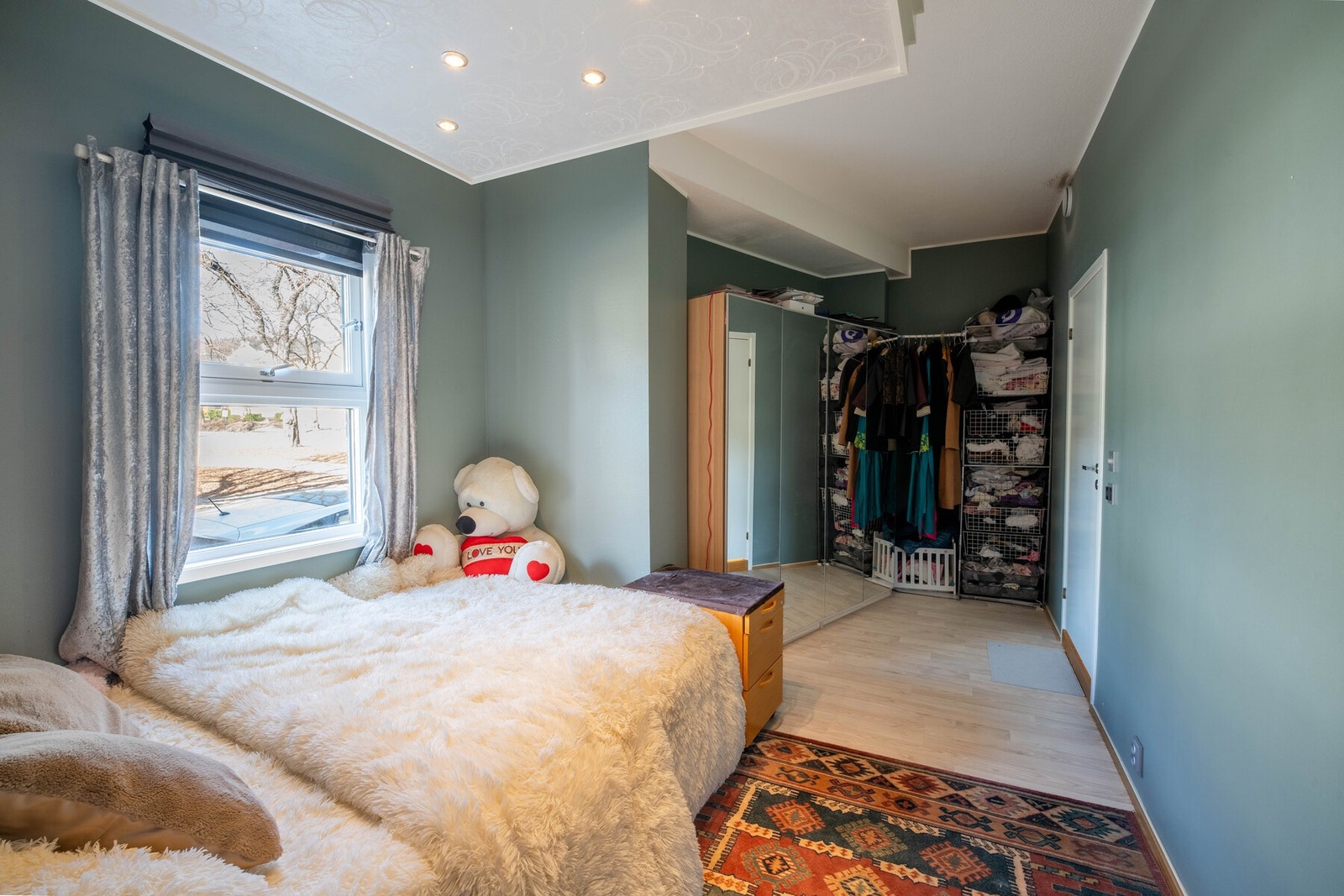 Soverommet har adkomst fra stuen og er av god størrelse Galleribilde