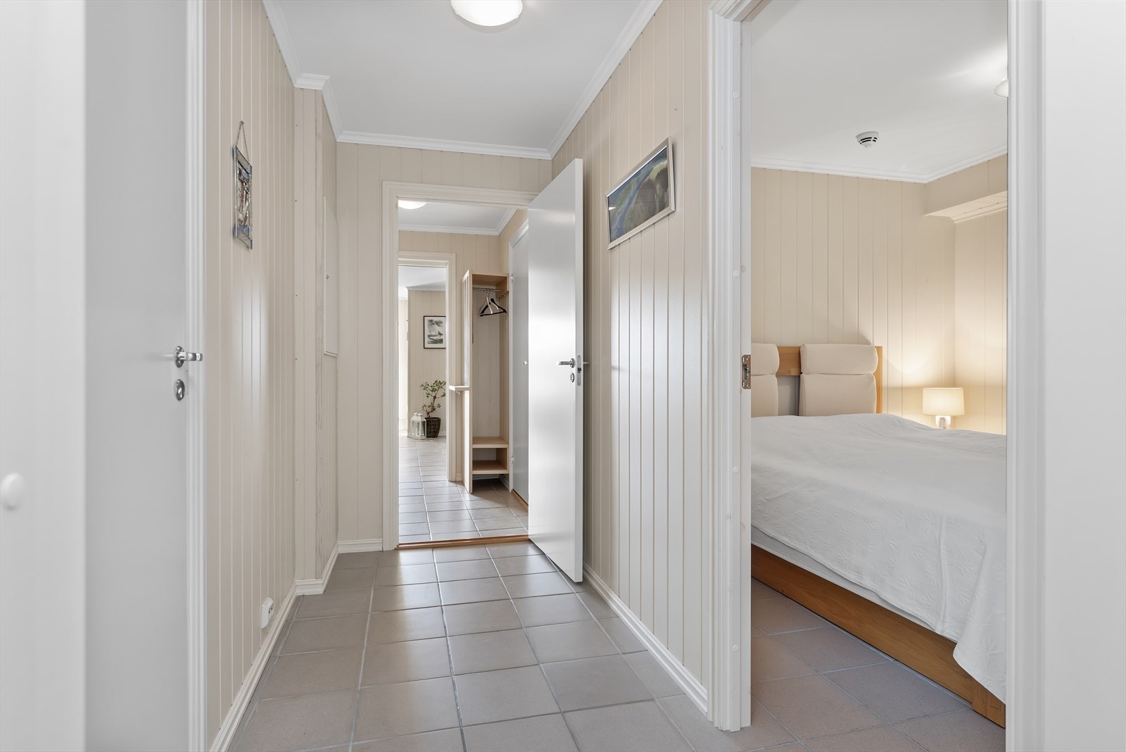 Velkommen inn. Her er det soverom på hver side og rett frem ser vi ut til stua Galleribilde