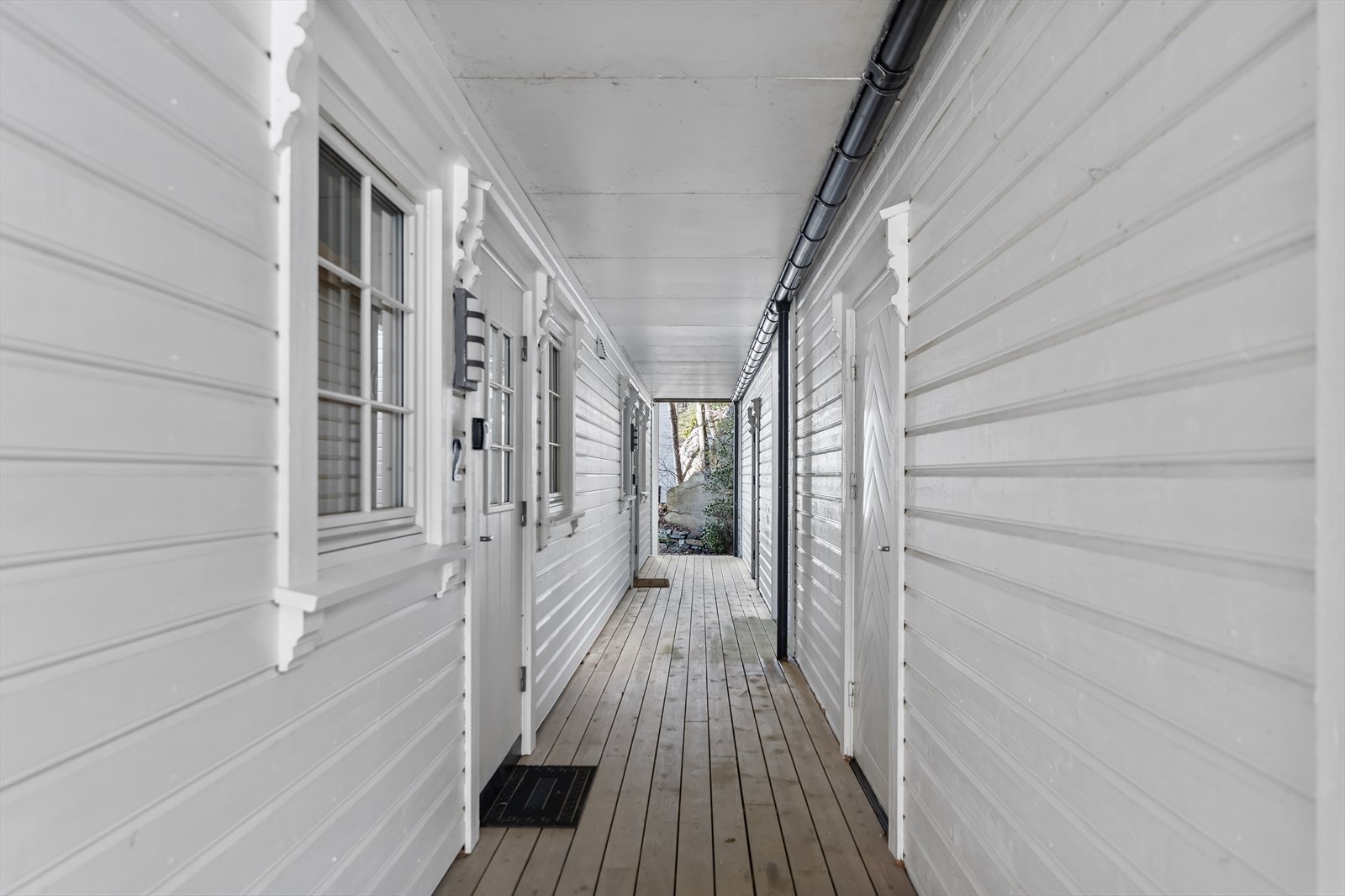 Inngang via baksiden, dør til høyre er tilhørende utvendig bod Galleribilde