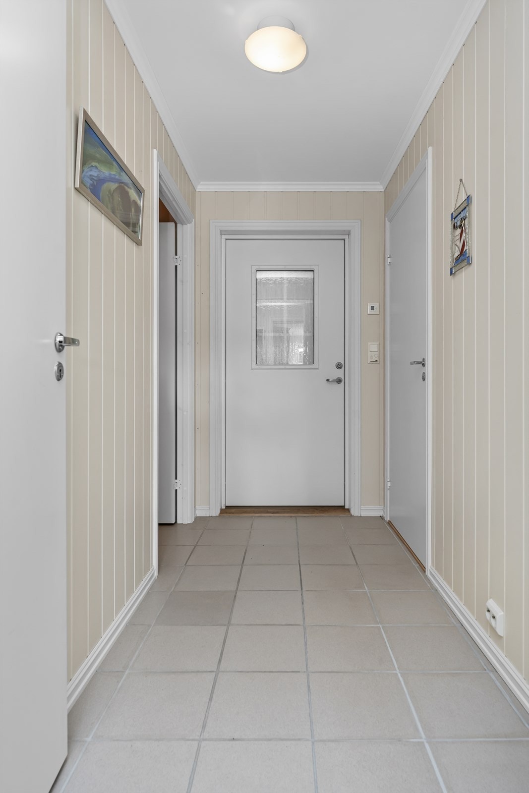 I entrè er det til venstre utenfor bildet bad/vaskerom og teknisk rom/bod til høyre også det utenfor bildet Galleribilde