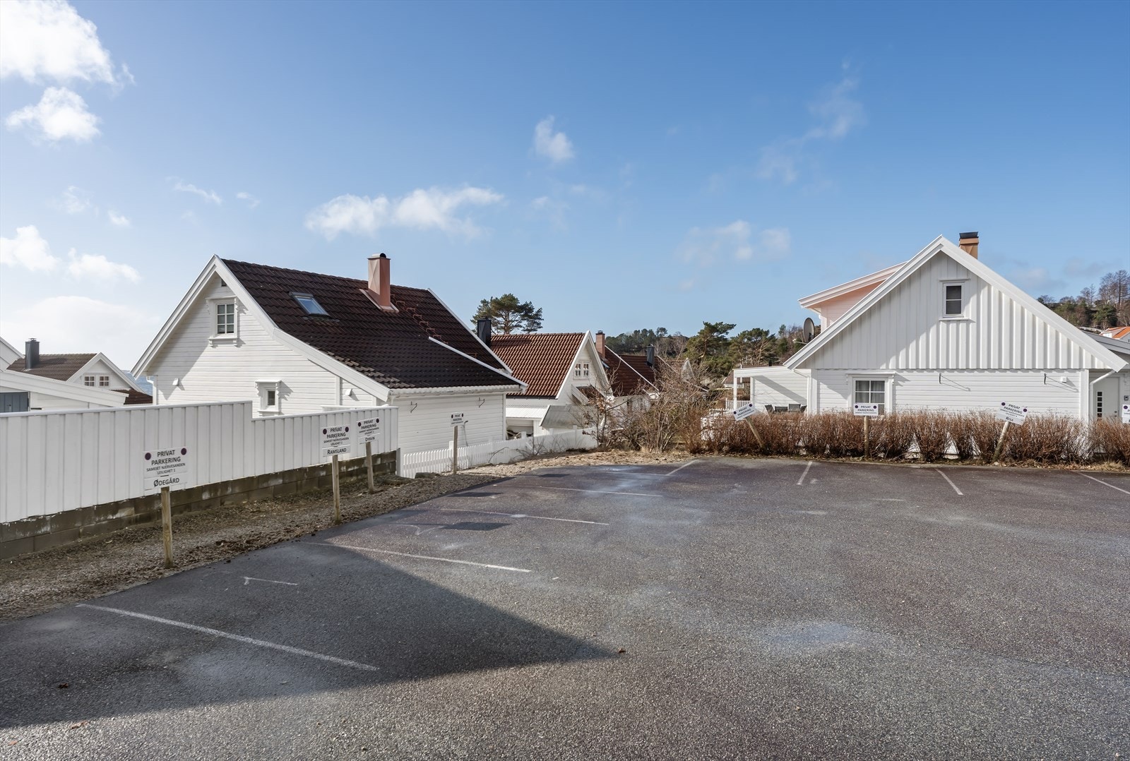 Parkeringsplass merket med nr 2 tilhører Galleribilde