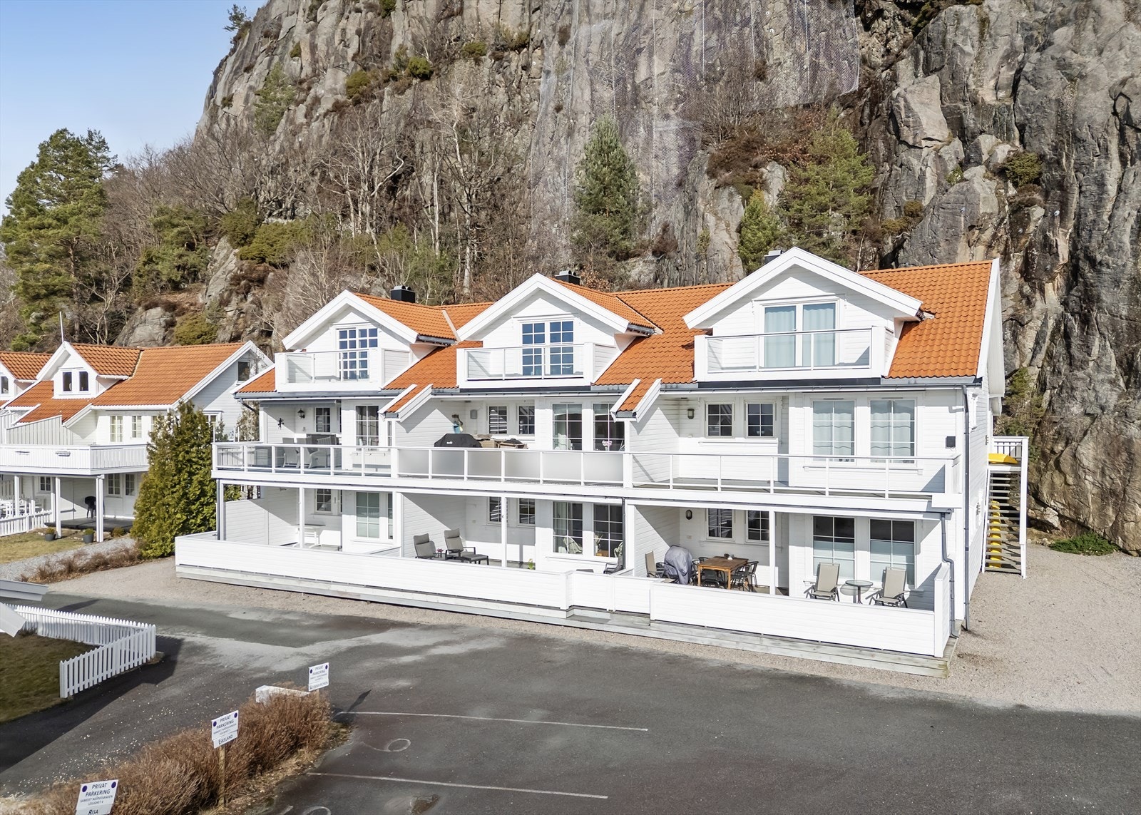 Mofjellveien 20, en lettstelt ferieleilighet i første etasje i midten Galleribilde