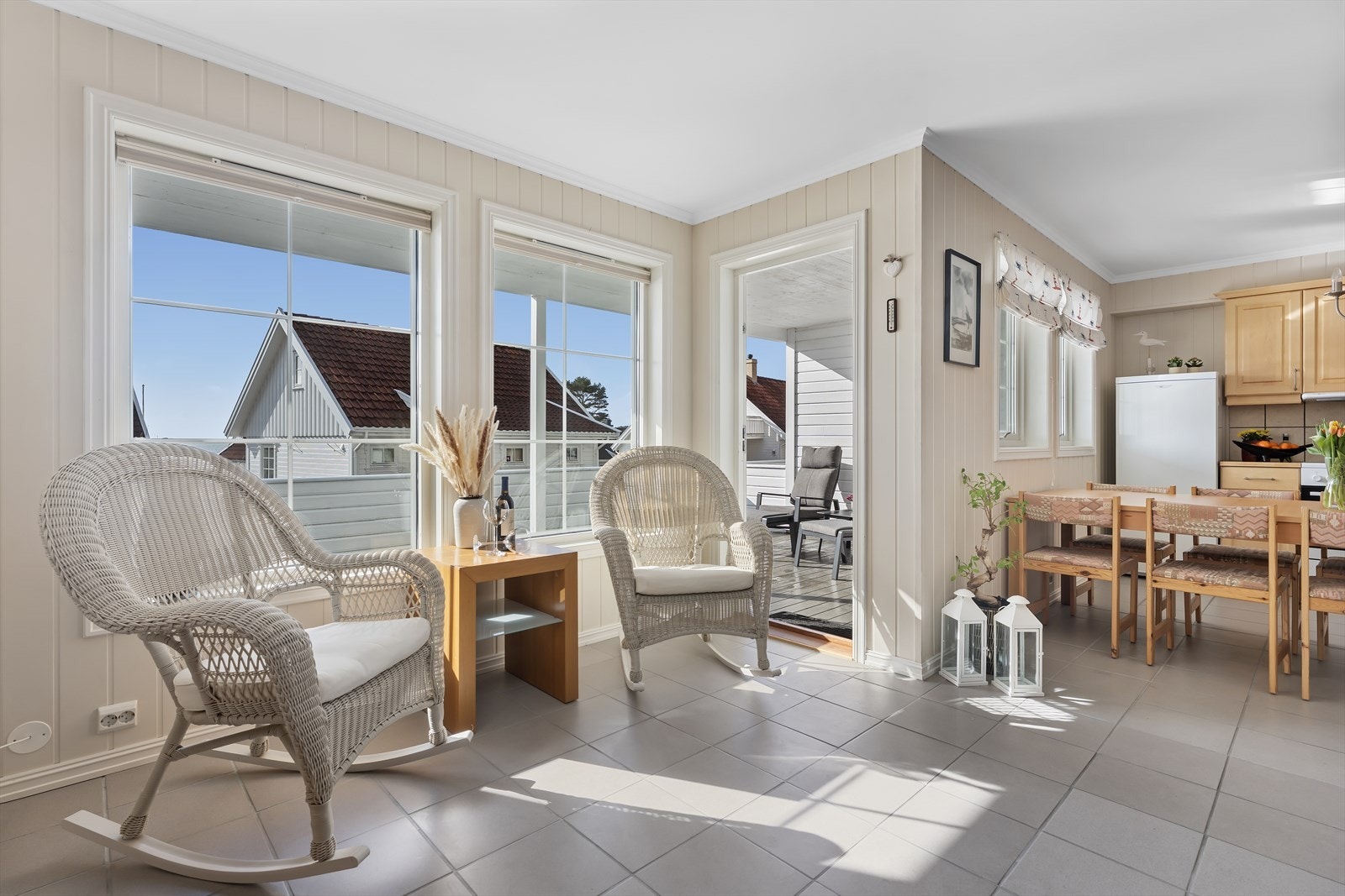 Stor og god veranda delvis under tak Galleribilde