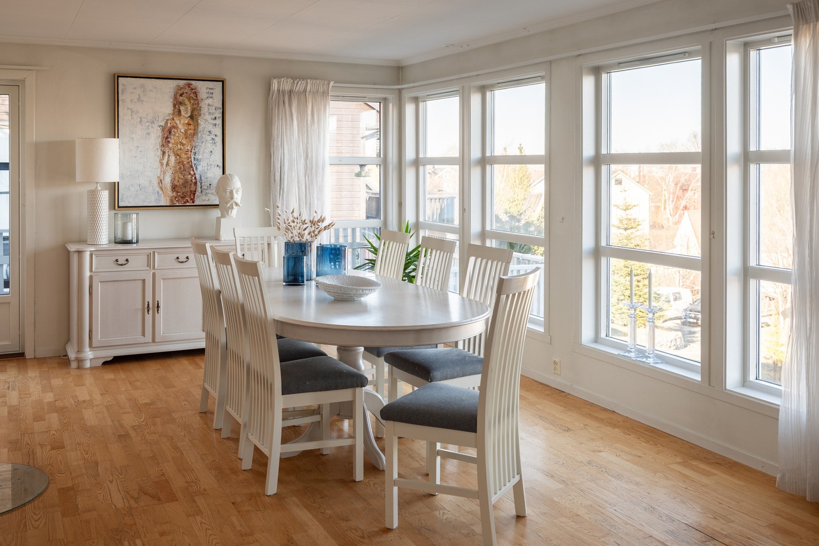 God plass til stort spisebord og mange gjester. Galleribilde
